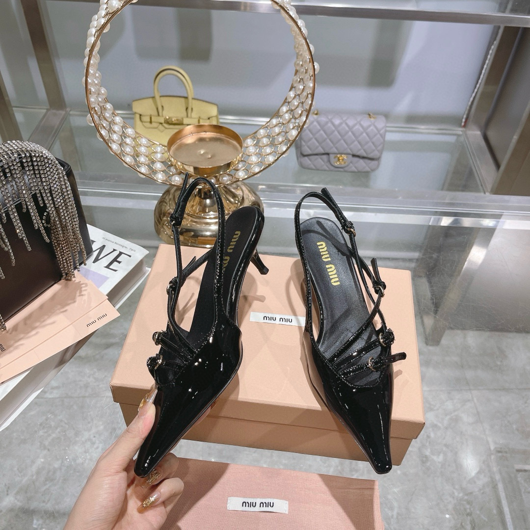NO:494152,25Ss spring and summer new style Miu Miu Miu buckle flat ballet shoes pointed toe high heel sandals kitten heel empty sandals. Misunderous new cat heel sandals really make people feel the whole heart melt. The simple strap design adds a sense of fashion. The overall shoe shape is fierce and delicate!  The pointed toe design elongates the legs, making the feet look super beautiful. The details of the cross-banded straps are paired with exquisite metal rings, which are both elegant and sexy. Whether you are paired with a simple black skirt to attend a dinner or a suit pants to show confidence in the workplace, you can easily hold it. Heel height: flat sole 4.5cm 8.5cm upper patent leather inner foot pad sheepskin sole Italian leather outsole size 35-39 (40.41 custom made without return) 4018410, sandals, miumiu, sandals, skirts, business suit, sheepskin, Leather soles1986090925Ss春夏新款 Miu Miu 缪缪 扣带平底芭蕾舞鞋尖头高跟凉鞋小猫跟后空凉鞋 谬谬新出猫跟凉鞋真的让人一整个心都融化 简约的带子设计增加了时尚感 鞋型整体都狠秀气！尖头设计拉长腿部线条,显得脚型超好看,交叉绑带的细节搭配上精致的金属圆环,既优雅又带着一丝小性感. 无论是搭配简约的小黑裙出席晚宴,还是配上西装裤在职场中展现自信,都能轻松hold住.跟高: 平底 4.5cm 8.5cm 鞋面牛漆皮 内里垫脚羊皮 鞋底意大利真皮大底 码数35-39（40.41定做不退换)4018410,凉鞋,miumiu,sandals,skirts,business suit,sheepskin,Leather soles,Women's Shoes