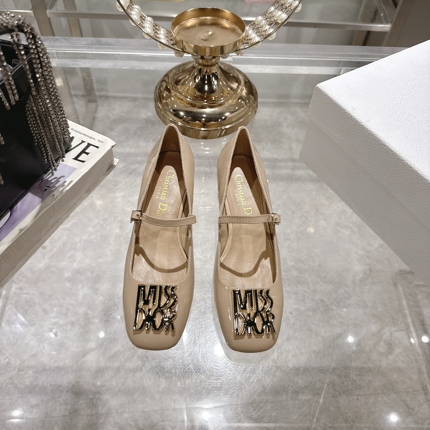 NO:438470,Dior's new square-toe shoes with autumn and winter original molded hardware fasteners, so exquisite, small square-toe fashionable and retro!  The taste of a rich family!  Instep strap design style is more elegant, ox patent leather upper, sheepskin inner, genuine leather sole. Heel height 3cm Size35-39 (40 custom made without return or exchange), single shoes, dior, sheepskin, Leather soles19860909迪奥秋冬新款方头单鞋 原版开模五金扣件,好精致啊,小方头时髦复古！整一个富家千金的味道！脚背一字带设计款式更有气质 牛漆皮鞋面 羊皮内里 真皮大底. 跟高3cm Size35-39（40定做不退换）,单鞋,dior,sheepskin,Leather soles,Women's Shoes