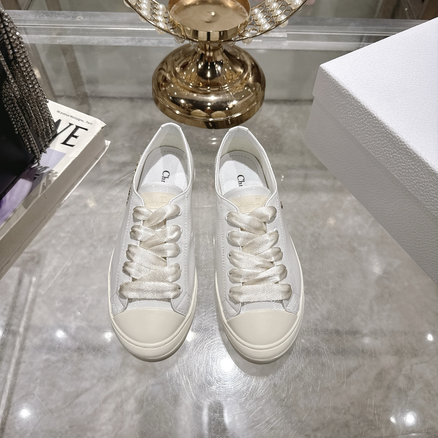 NO:494132,Dior 2025ss new Lucky series satin white shoes skateboard shoes casual sneakers top version original purchase and development made. This Dior sneaker upper is made of white silk fabric, with gold-finished metal Christian Dior Paris logo on the sides, paired with satin wide laces in the same color to highlight the retro style. The round toe is paired with white slim rubber sole with Christian Dior Paris logo, which can add a high-order style to various casual styles, and can also be matched with other items from the Dioreviera limited series. Original imported fabric high-density wrinkle paint, inner lining original customized soft sheepskin, original sole open mold-proof anti-slip TPU material, sole thickness about 2cm  Size 35-41, casual shoes/sports shoes, dior, dior, sneakers, sheepskin, silk fabric19860909Dior·迪奥 2025ss新款 Lucky系列绸缎小白鞋滑板鞋休闲运动鞋 顶级版本原版购入开发做货 这款迪奥运动鞋鞋面采用白色丝绸面料,侧面饰以金色饰面金属Christian Dior Paris标志,搭配同色调缎面宽鞋带,突显复古风情.圆形鞋头,搭配饰以Christian Dior Paris标志的白色纤薄橡胶鞋底,可为各式休闲造型增添高订风范,也可与Dioriviera限定系列的其他单品搭配. 面料原版进口高密皱漆 内里原版定制柔软羊皮 鞋底原版开模防滑TPU材质 底厚约2cm 码数35-41,休闲鞋/运动鞋,dior,dior,sneakers,sheepskin,silk fabric,Women's Shoes