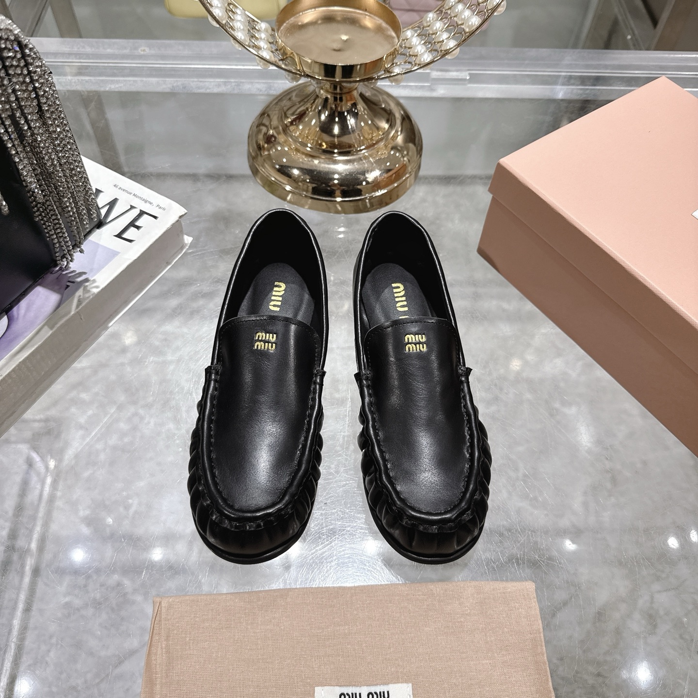 NO:494124,25ss autumn and winter show new Miu Miu Miu round-toed loafers simple old-fashioned flat-sole shoes This Brock shoe has a classic simple design, decorated with two stripes and details of Miu Miu printed characters. The detailed design stands out among the many loafers. The overall shoe shape is round and delicate, not heavy at all, and can completely expose the ankles. The proportion of the leg lines on the scale is good. The old feeling of the shoes is very interesting. The detailed design stands out among the many loafers. The overall shoe shape is round and delicate, not heavy at all, and can completely expose the ankles. The proportion of the leg lines on the scale is good. Upper cowhide/Niujing inner foot pad sheepskin original open molded rubber sole size 35-39 (40.41 custom made without return or exchange), loafers, miumiu, loafers, cowhide, sheepskin1986090925ss秋冬走秀新款Miu Miu 缪缪 圆头乐福鞋 简约老钱风平底单鞋 这款布洛克鞋线条简约设计经典,饰以Miu Miu印字两处条纹细节.细节的设计在一众乐福鞋中脱颖而出,整体鞋型圆滑秀气一点不笨重,可以完全露出脚踝处,称的腿部线条比例较好 鞋子的做旧感很戳我,挺有意思,细节的设计在一众乐福鞋中脱颖而出,整体鞋型圆滑秀气一点不笨重,可以完全露出脚踝处,称的腿部线条比例较好 鞋面牛皮/牛京 内里垫脚羊皮 鞋底原版开模橡胶大底 码数35-39（40.41定做不退换）,乐福鞋,miumiu,loafers,cowhide,sheepskin,Women's Shoes