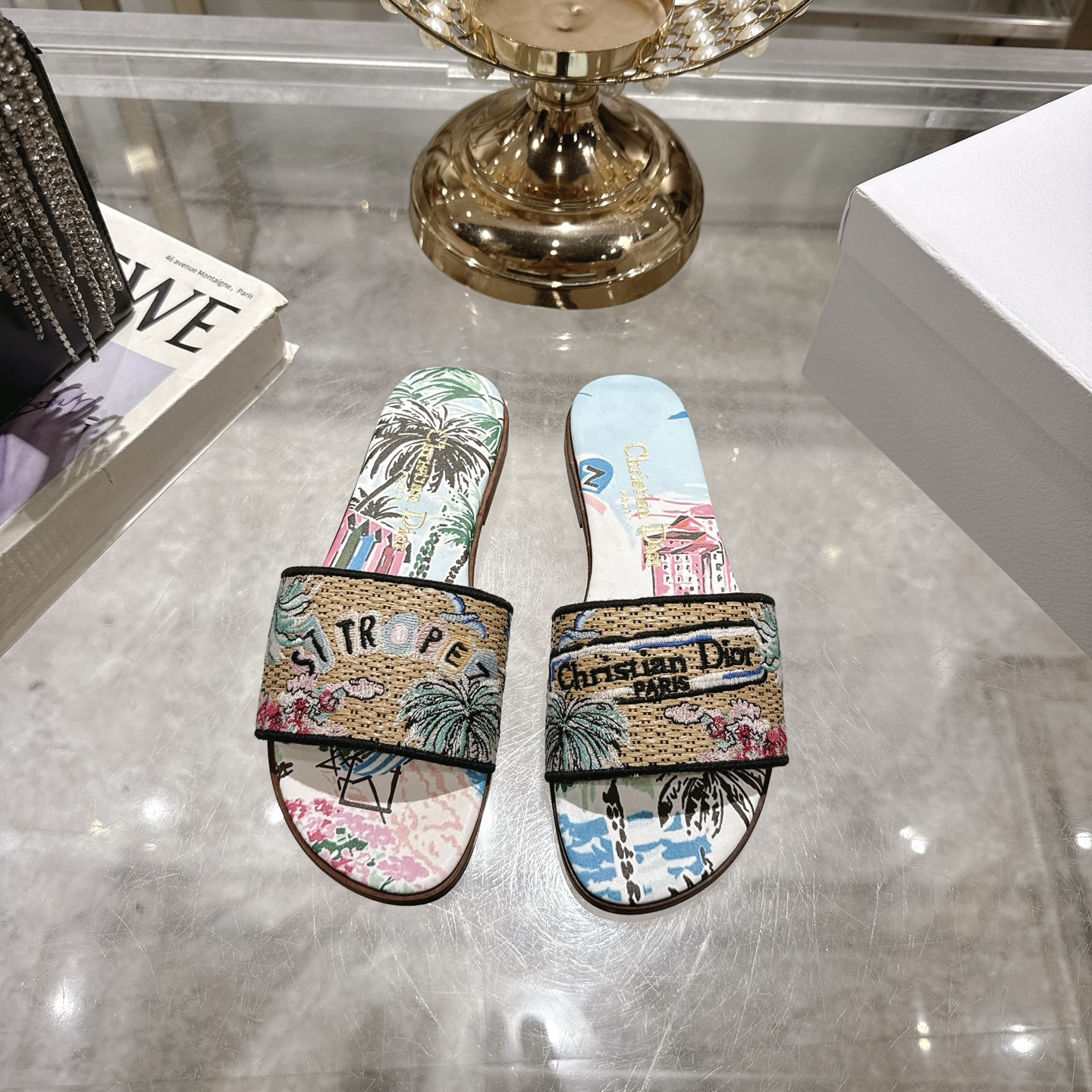 NO:497790,25ss Spring and Summer New Dior Dway Souvenir pattern flat sandals Natural color raffia weaving and cotton embroidered fabric Classic letter embroidered slippers This Dway cotton sandals come from the Dior Souvenir limited series, decorated with multi-color Dior Souvenir patterns, using colorful colors to highlight the local distinctive characteristics and vividly show Dior cherishes the style of the destination. Customized raffia weaving high-temperature water-soluble cotton electric embroidered fabric sole double-layer Italian leather outsole high-heel flat sole size 35-39 (34.40.41. Custom made non-return), slippers, dior, dior, slippers, espadrilles, Leather soles1986090925ss春夏新款Dior 迪奥Dway Souvenir图案平底凉拖鞋 自然色酒椰草编和棉质刺绣面料 经典字母刺绣拖鞋 这款 Dway 棉质凉拖来自Dior Souvenir限定系列,饰以多色 Dior Souvenir 图案,运用缤纷色彩突显当地的鲜明特色,生动展现 Dior 珍视目的地的风采. 鞋面定制酒椰草高温水溶棉质电绣面料 鞋底双层意大利真皮大底 跟高平底 码数35-39（34.40.41.定做不退换）,拖鞋,dior,dior,slippers,espadrilles,Leather soles,Women's Shoes