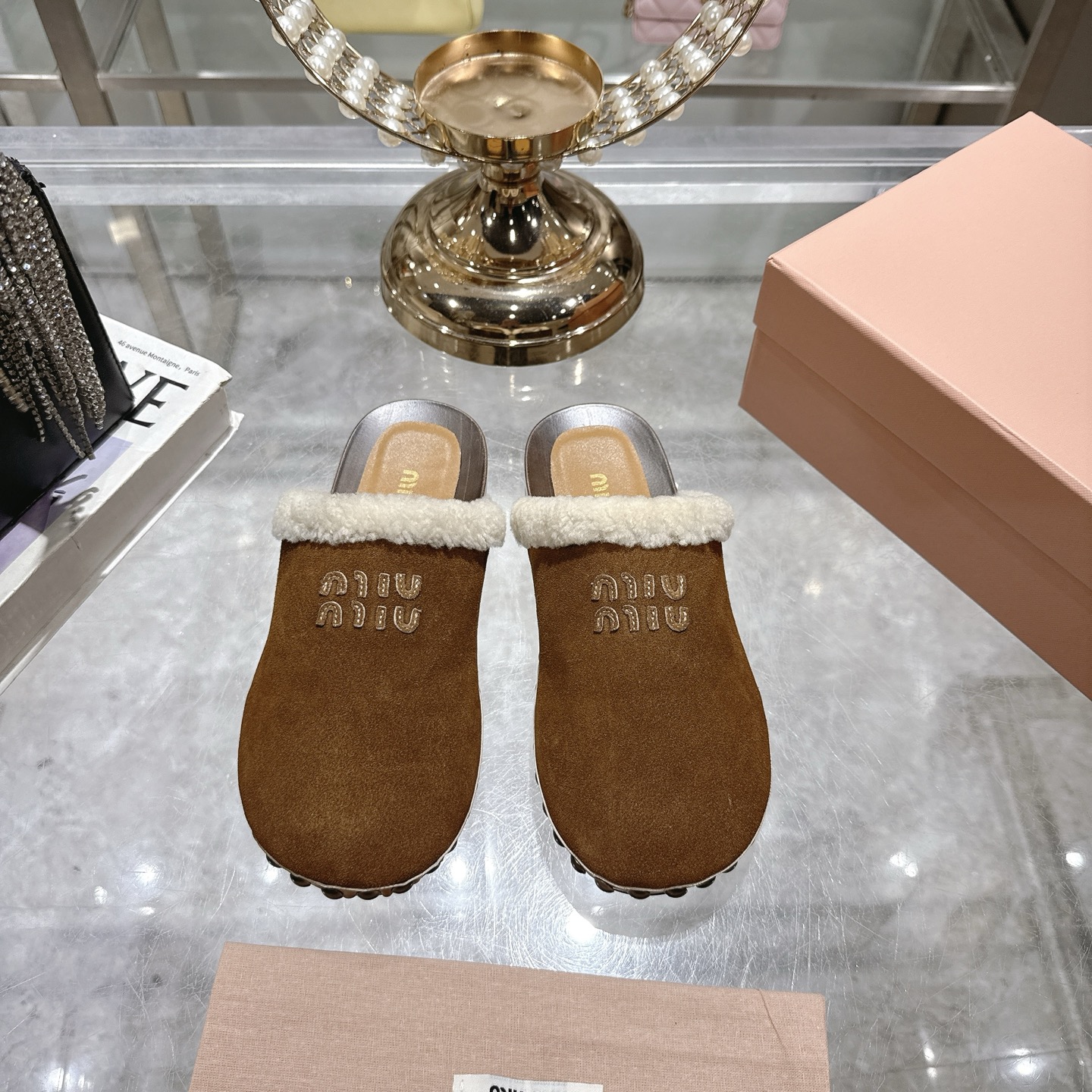 NO:494091,MIU MIU new autumn and winter show solid wood sole half-tugging, comfortable and soft on the feet, the style is designed into a half-pack. It is very convenient to wear whenever you go. Upper beef reverse wool, sheepskin foot pad, mold-open anti-slip wooden sole Heel height 3cm size35-41, semi-tugging fur shoes, miumiu, sheepskin19860909MIU MIU新款秋冬走秀实木底羊毛半拖,上脚舒适柔软,款式设计成半包 上脚特别方便哦,随走随穿 鞋面牛反绒羊毛,羊皮垫脚,开模防滑木底 跟高3cm size35-41,半拖毛毛鞋,miumiu,sheepskin,Women's Shoes