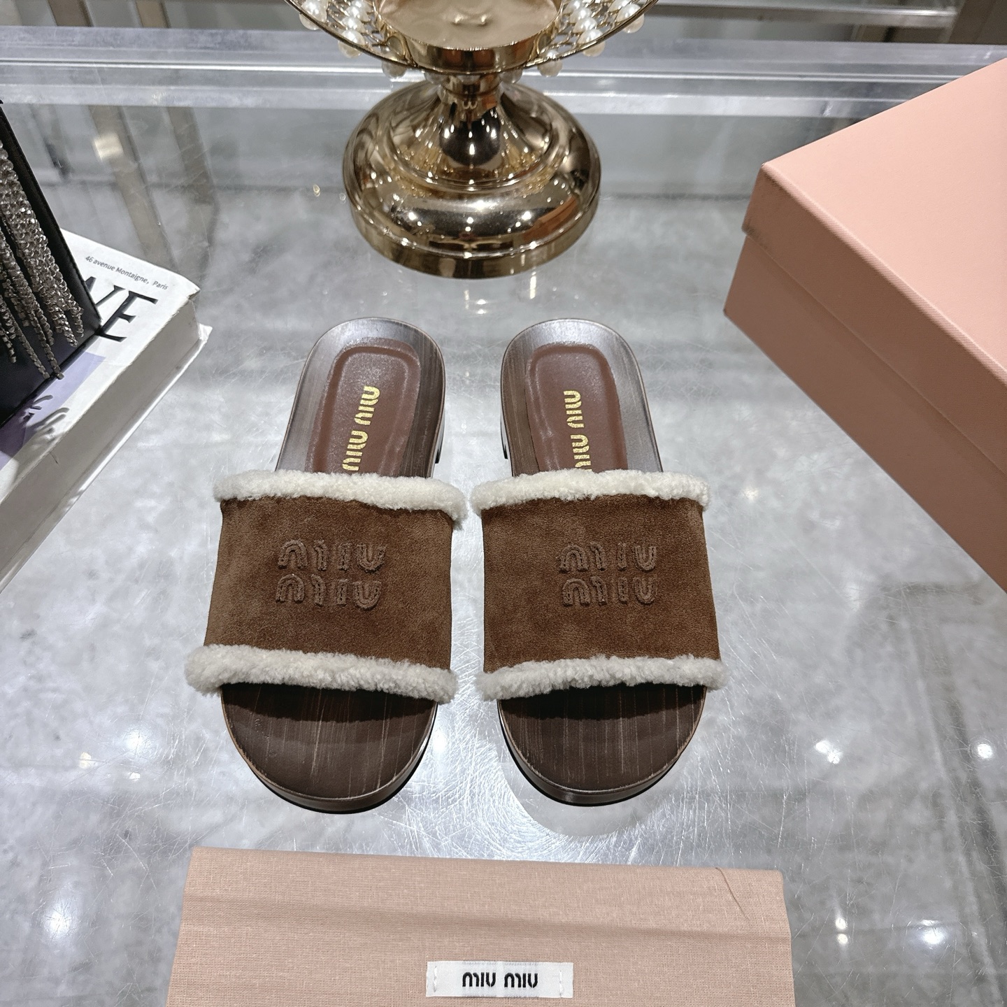 NO:492381,MIU MIU new autumn and winter show solid wood sole half-drag, comfortable and soft on the feet, open toe style and foot are particularly convenient to wear, you can wear it as you go, beef wool, sheepskin foot pad, mold-open anti-slip wooden sole Heel height 3cm size35-41, slippers, miumiu, slippers, sheepskin19860909MIU MIU新款秋冬走秀实木底羊毛半拖,上脚舒适柔软,露趾款式上脚特别方便哦,随走随穿 鞋面牛反绒羊毛,羊皮垫脚,开模防滑木底 跟高3cm size35-41,拖鞋,miumiu,slippers,sheepskin,Women's Shoes