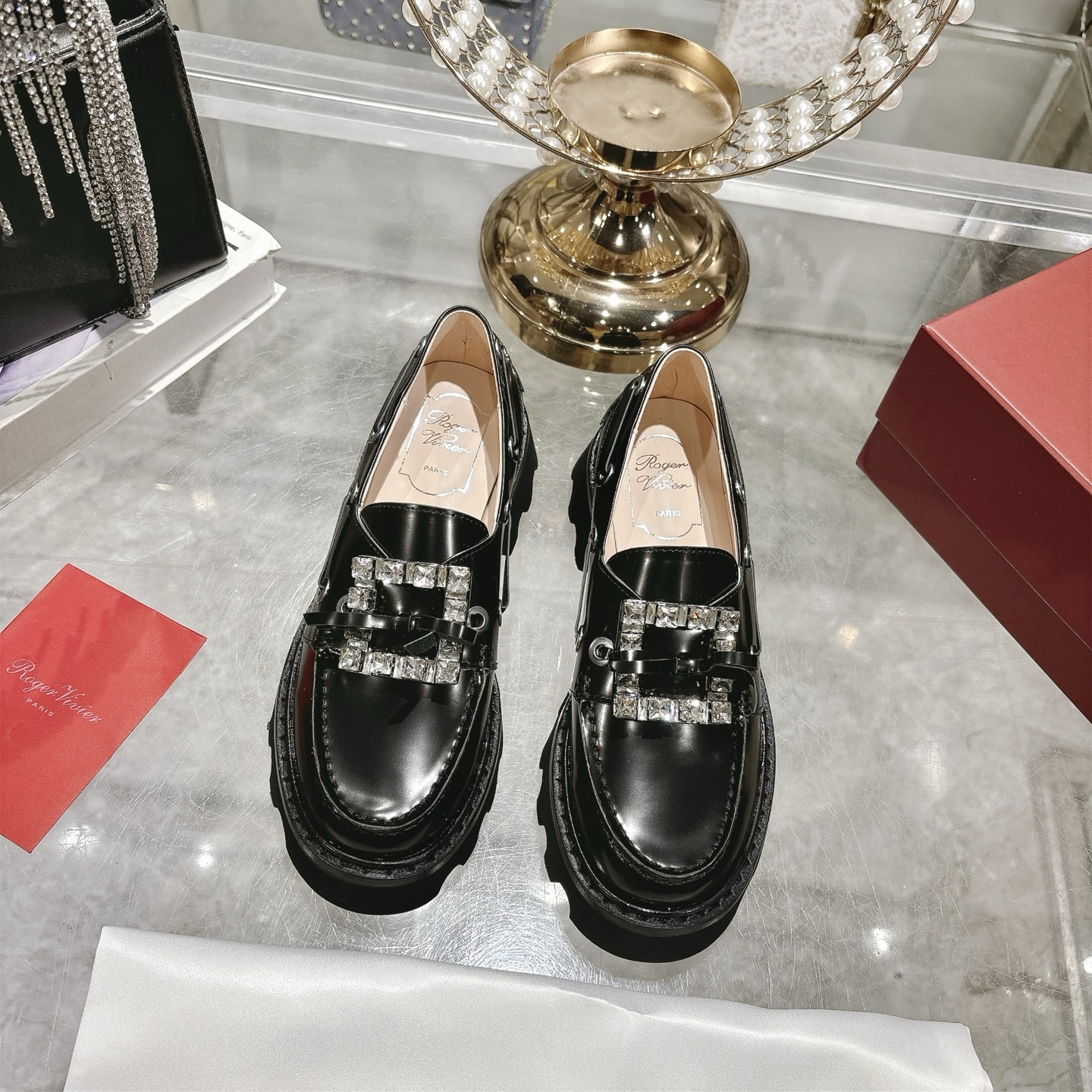 NO:494067,Roger Vivier Roger Vivier 2025ss new RV Viv’ Rangers Truck series square buckle loafers top version original purchase developed and made. This RV loafer is made of soft leather, with a non-slip thick sole and embellished with an iconic buckle, which easily adds personality and details to any shape, and is individual and exquisite, showing the urban style!  Original custom cowhide fabric, original custom soft sheepskin, size 35-41 4041 custom made, loafers, roger vivier, loafers, cowhide, sheepskin19860909Roger Vivier·罗杰维维亚 2025ss新款 RV Viv‘ Rangers Truck系列方扣乐福鞋 顶级版本原版购入开发做货 本款RV乐福鞋以柔软皮革制成,设有防滑厚底,点缀标志性饰扣,轻松为任意造型增添个性细节,个性又不失精致,尽显都市风格！ 面料原版定制牛皮 内里原版定制柔软羊皮里 码数35-41 4041定做,乐福鞋,roger vivier,loafers,cowhide,sheepskin,Women's Shoes