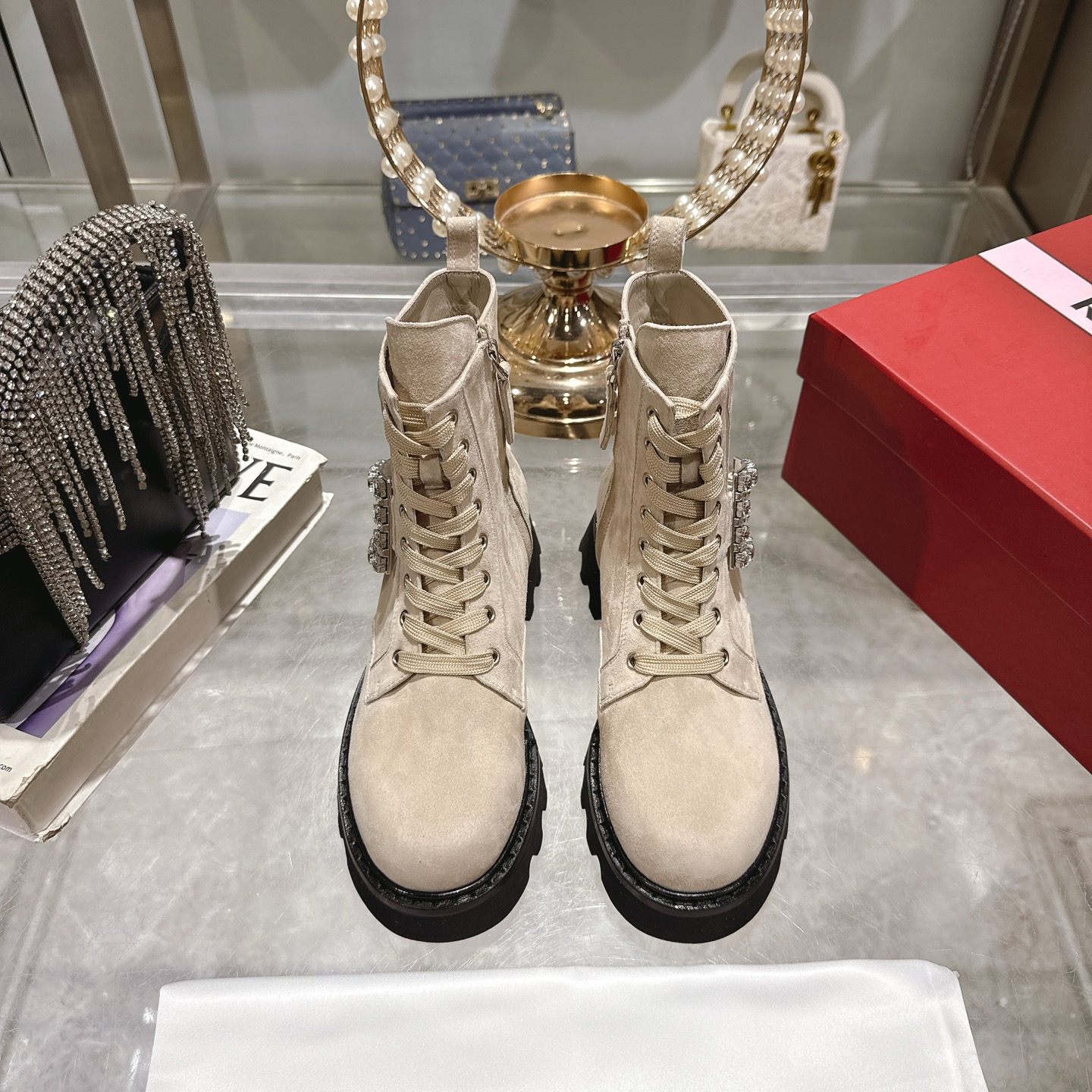 NO:492312,Roger Vivier new autumn and winter style diamond buckle cowhide strap Martin boots new viv run series square diamond Chelsea sponge sole boots top-notch new This popular fashion RV diamond buckle boots Weibo Xiaohongshu ins has been planted countless grass!  Driven by Reba, Ouyang Nana and other stars, it is now very popular, which is more fashionable and more elegant than ordinary Chelsea boots!  I personally think that those with diamonds are even more girls, in short, they can be salty or sweet!  Cool and beautiful, don't worry about matching!  A high-end style sponge cake thick-soled boots,!  6CM sponge cake sole imported calfskin/calf patent leather/with shiny Swarovski rhinestone square buckle imported mixed-bred sheepskin, original molded foamed non-slip sole Size#35-40 (40 customized for non-return and exchange), boots, roger vivier, boots, cowhide, sheepskin19860909Roger Vivier 秋冬新款 钻扣牛皮绑带马丁靴 新款viv run系列方钻切尔西松糕底靴顶级上新 这款火爆时尚圈的RV钻扣靴 微博 小红书 ins 被种草无数！ 热巴 欧阳娜娜等一众明星的带动下 现在也是火的不得了比起普通的切尔西靴子 更时髦 更显气质！ 个人认为带钻的,更少女一些,总之可盐可甜！又酷又美 搭配不用愁！气质高级的一款松糕厚底靴,！6CM松糕底 鞋面进口小牛皮/小牛漆皮/配闪亮施华洛水钻方扣 内里进口混种羊皮 大底原版开模发泡防滑大底 Size#35-40（40订做不退换）,靴子,roger vivier,boots,cowhide,sheepskin,Women's Shoes