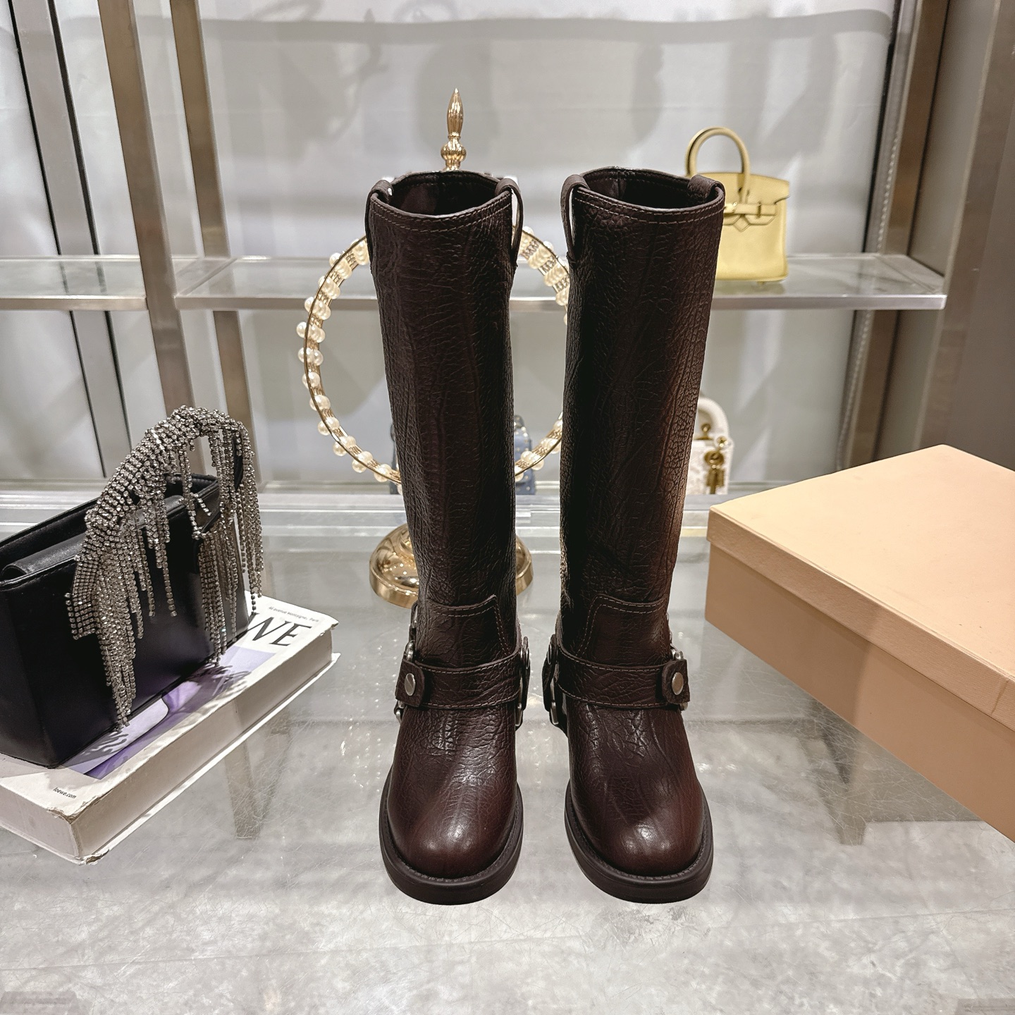 NO:492336,Top version Exclusive hits on the entire network. Miumiu, autumn and winter height-enhancing round-toe short boots and leather boots. Miu is a global limited-edition boot, the most worth buying this year. Heavy craftsmanship shoes. Retro polished cowhide leather temperament Martin boots. Full of retro feel. The whole leather is made of imported calfskin. The leather is high-end, soft and delicate. It is very soft and huge. It feels great. The boot is wide. No matter how thick and thin the legs, it can be worn to create a loose feeling and makes the legs look straight!  Full of punk style!  Original imported calfskin ostrich pattern inner lining original custom sheepskin, original open mold non-slip sole size35-39 (40, 41 custom made without return or exchange), boots, miumiu, boots, cowhide, sheepskin19860909顶级版本 全网独家爆款 miumiu 秋冬增高圆头小短靴、皮靴 miu系全球限量款靴子,今年最值得入手的靴子 重工艺手工鞋 复古擦色牛皮气质马丁靴 满满的复古感 整个皮料选用进口小牛皮 皮质高级柔软细腻 非常软巨好穿 脚感超赞 靴筒宽大 不管腿粗脚细都能穿出宽松感而且非常显腿直！朋克风十足！ 鞋面原版进口小牛皮鸵鸟纹 内里原版定制羊皮 大底原版开模防滑大底 size35-39（40、41定做不退换）,靴子,miumiu,boots,cowhide,sheepskin,Women's Shoes