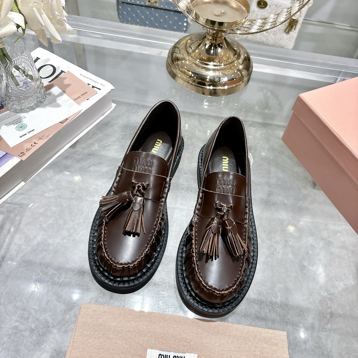 NO:494047,MiuMiu/MuMu 2025ss Show new style·Fringe buckle driving shoes with one foot Lover shoes Little leather shoes Casual shoes This timeless calfskin loafer is decorated with embossed Miu logo on the tongue, showing a unique classic style. The toe cover is decorated with leather straps and unique tassel straps~ It is very comfortable to wear, and it can be salty or sweet when paired (ZP developed hardware, customized colors) Customized upper imported cowhide inner cowhide sole ZP open mold rubber outsole Size 35-40 (40 customized), loafers, miumiu, loafers, cowhide19860909MiuMiu/缪缪2025ss走秀新款·流苏饰扣驾车鞋一脚蹬乐福鞋小皮鞋休闲鞋 这款永不过时的小牛皮乐福鞋,鞋舌部位饰有压花Miu徽标,彰显别具一格的经典格调.鞋头盖点缀皮革饰带与特有的流苏饰带～ 上脚非常舒服·搭配还是可咸可甜（ZP开发五金、订制颜色） 鞋面定制进口头层牛皮 内里牛皮 鞋底ZP开模橡胶大底 码数35-40（40定制）,乐福鞋,miumiu,loafers,cowhide,Women's Shoes