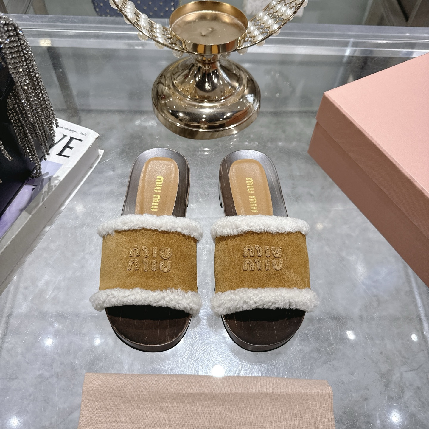 NO:494033,MIU MIU new autumn and winter show solid wood sole half-drag, comfortable and soft on the feet, open toe style and feet are particularly convenient to wear, you can wear it as you go, beef wool, sheepskin foot pad, mold-open anti-slip wooden sole Heel height 3cm size35-41, semi-drag fur shoes, miumiu, sheepskin19860909MIU MIU新款秋冬走秀实木底羊毛半拖,上脚舒适柔软,露趾款式上脚特别方便哦,随走随穿 鞋面牛反绒羊毛,羊皮垫脚,开模防滑木底 跟高3cm size35-41,半拖毛毛鞋,miumiu,sheepskin,Women's Shoes