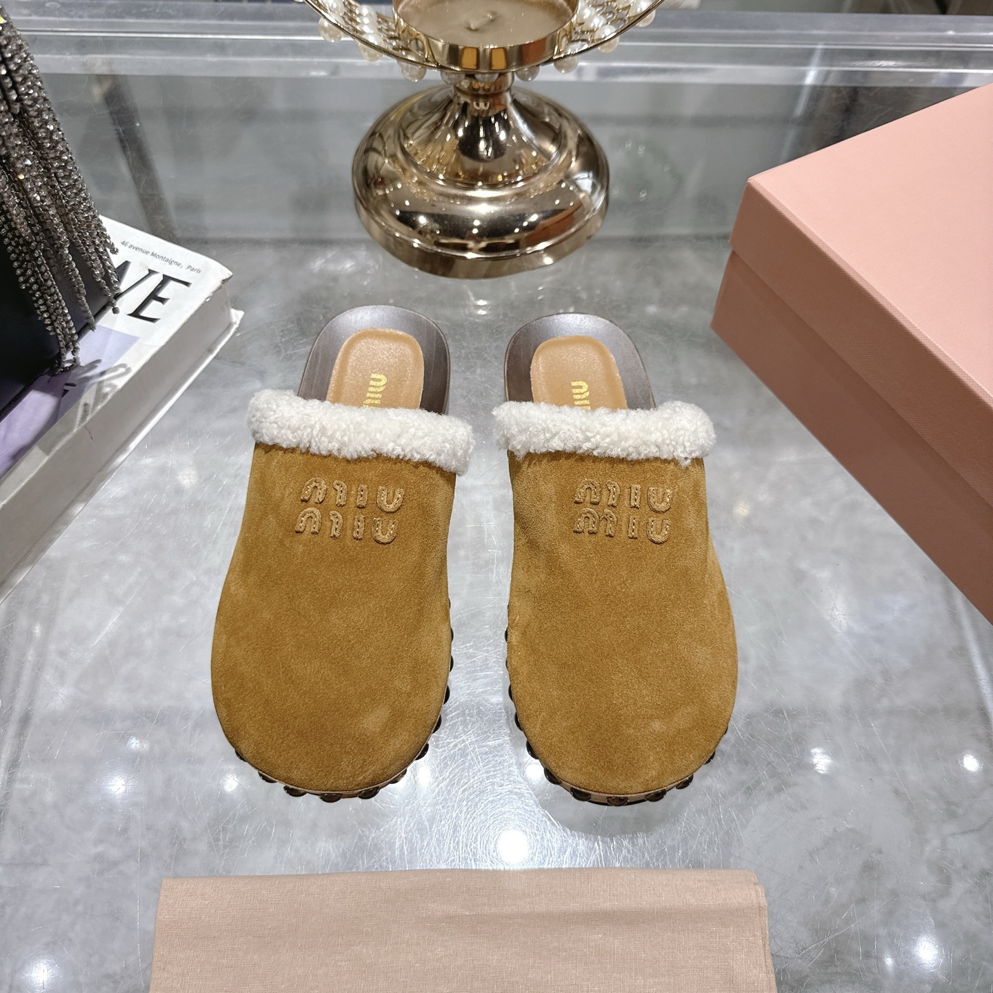 NO:494040,MIU MIU new autumn and winter show solid wood sole half-tugging, comfortable and soft on the feet, the style is designed into a half-pack. It is very convenient to wear whenever you go. Upper beef reverse wool, sheepskin foot pad, mold-open anti-slip wooden sole Heel height 3cm size35-41, semi-tugging fur shoes, miumiu, sheepskin19860909MIU MIU新款秋冬走秀实木底羊毛半拖,上脚舒适柔软,款式设计成半包 上脚特别方便哦,随走随穿 鞋面牛反绒羊毛,羊皮垫脚,开模防滑木底 跟高3cm size35-41,半拖毛毛鞋,miumiu,sheepskin,Women's Shoes