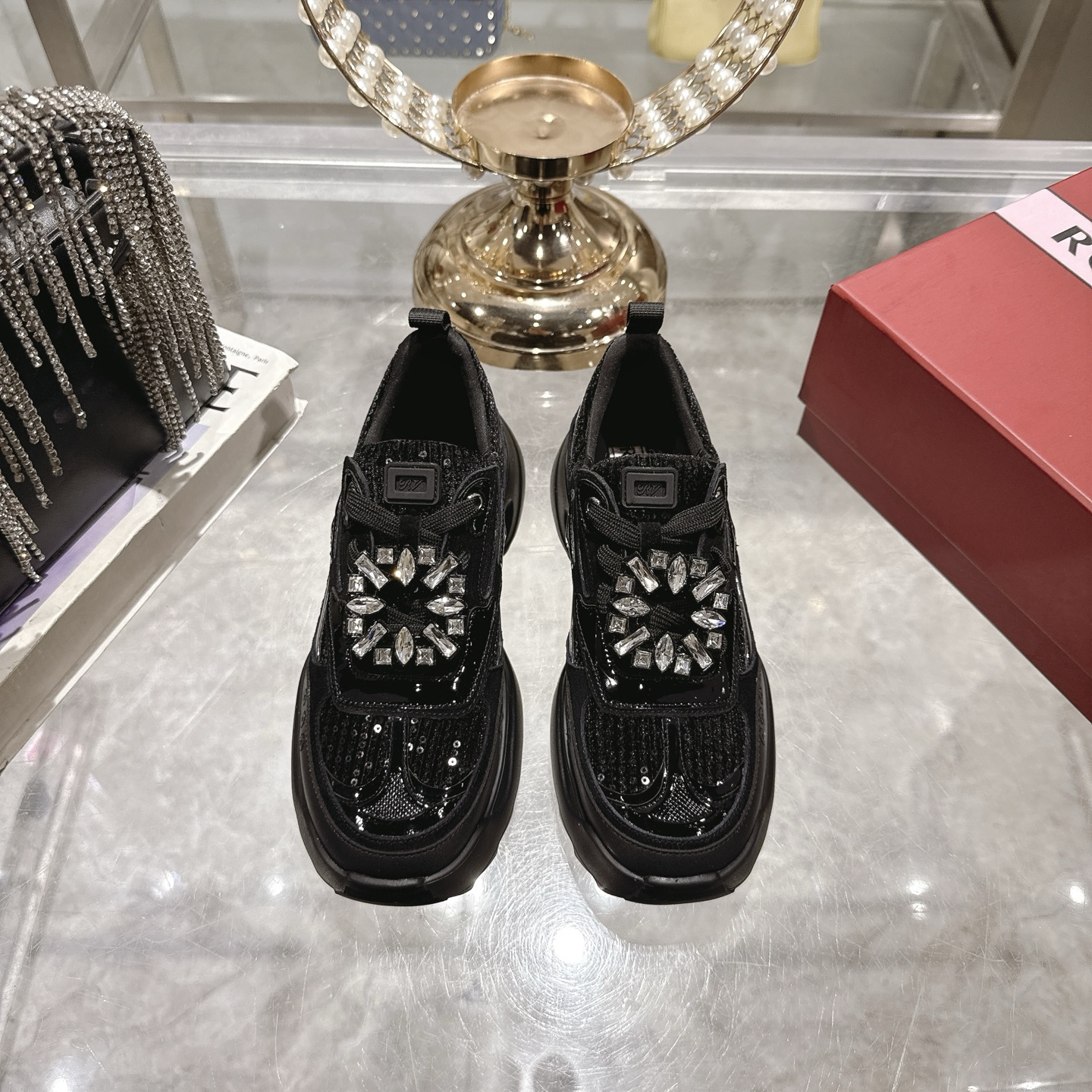 NO:494021,RV new ROGER VIVIER brand 2025 Viv’Motor series most beautiful sports and casual shoes~ [Top version] Vivia exquisite style, leather mirror fabric and mesh fabric embellished with removable flash diamond buckle, exquisite and elegant Swarovski crystal diamond buckle is simply amazing. It is delicate and super light on the feet~ It is very good to look and feel. Upper cowhide + original imported custom special materials Nerileca + sheepskin Hardware original Swarovski shiny rhinestones original IP anti-slip gear sole size 35-40 sizes Heel height 5cm, casual shoes/sports shoes, roger vivier, swarovski, cowhide, sheepskin19860909RV新款ROGER VIVIER品牌2025 Viv‘Motor系列最美运动休闲鞋～【顶级版本】 维维亚精致风格,皮革拼镜面织物和网眼面料制成点缀可拆卸闪钻饰扣,精致优雅施华洛水晶钻扣简直太赞了上脚秀气又超轻便～颜值和脚感都很能打 鞋面牛皮+原版进口订制特殊料 内里莱卡+羊皮 五金原版施华洛世奇闪亮水钻 鞋底原版IP防滑齿轮大底 码数35-40码  跟高5cm,休闲鞋/运动鞋,roger vivier,swarovski,sneakers,cowhide,sheepskin,Women's Shoes