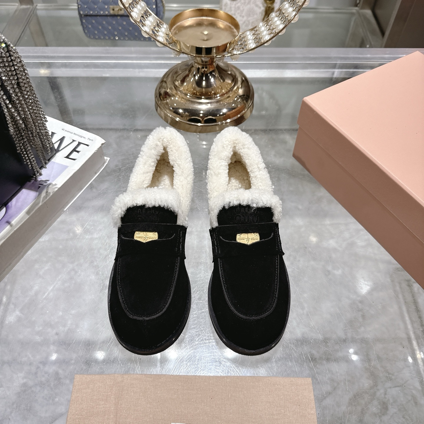 NO:494015,The newly released flat-bottom coin wool loafers in Miumiu in autumn and winter are worth recommending!  Retro style of fabric. The height is very suitable for 5cm. Girls like it so much. They look beautiful and look taller. They also make their legs look long. No matter how you wear it, you can match it anyway. A very suitable pair of shoes. Goddess, hurry up and take action! Size 34-40, loafers, fur shoes, miumiu, loafers1986090925秋冬miumiu新出的平底钱币羊毛乐福鞋值得推荐！面料复古风格.高度非常合适5cm女孩子们太喜欢了上脚美翻了 还特别显高 也显腿长 怎么穿不累脚 怎么搭配都可以 非常适合的一双鞋子 女神们赶紧行动吧! 码数34-40,乐福鞋毛毛鞋,miumiu,loafers,Women's Shoes