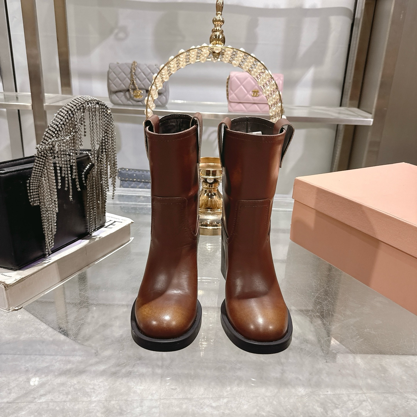 NO:492344,25 new autumn and winter boots, the most worth buying boots this year, no one!  Many internet celebrities have taken it. Miumiu is really cool and spicy this autumn and winter. The limited edition of autumn and winter is very difficult to buy in the counter. It looks very hard and is actually very soft and easy to wear!  Excellent feet feel!  The boots are wide and can be worn with thick legs and thin legs, and they can be loose and look straight!  !  Full of punk style!  Fabric: polished calfskin, high-quality cattle back velvet, inner beef lining, outsole: Italian integrated molded outsole Three colors: 35-40 (40 custom made without return), boots, miumiu, boots, cowhide1986090925秋冬新款短靴 今年最值得入手的靴子 没有之一！超多网红明星上脚 miumiu今年秋冬确实泰酷辣 秋冬限定款 专柜非常难买 看着很硬的样子 其实非常软巨好穿！脚感超赞！ 靴筒宽大 不管腿粗腿细 都能穿出宽松感而且非常显腿直！！朋克风十足！ 面料:擦色小牛皮 高级牛反绒 内里牛里 大底:意大利一体成型大底 三个颜色 : 35-40（40 定制不退换）,靴子,miumiu,boots,cowhide,Women's Shoes