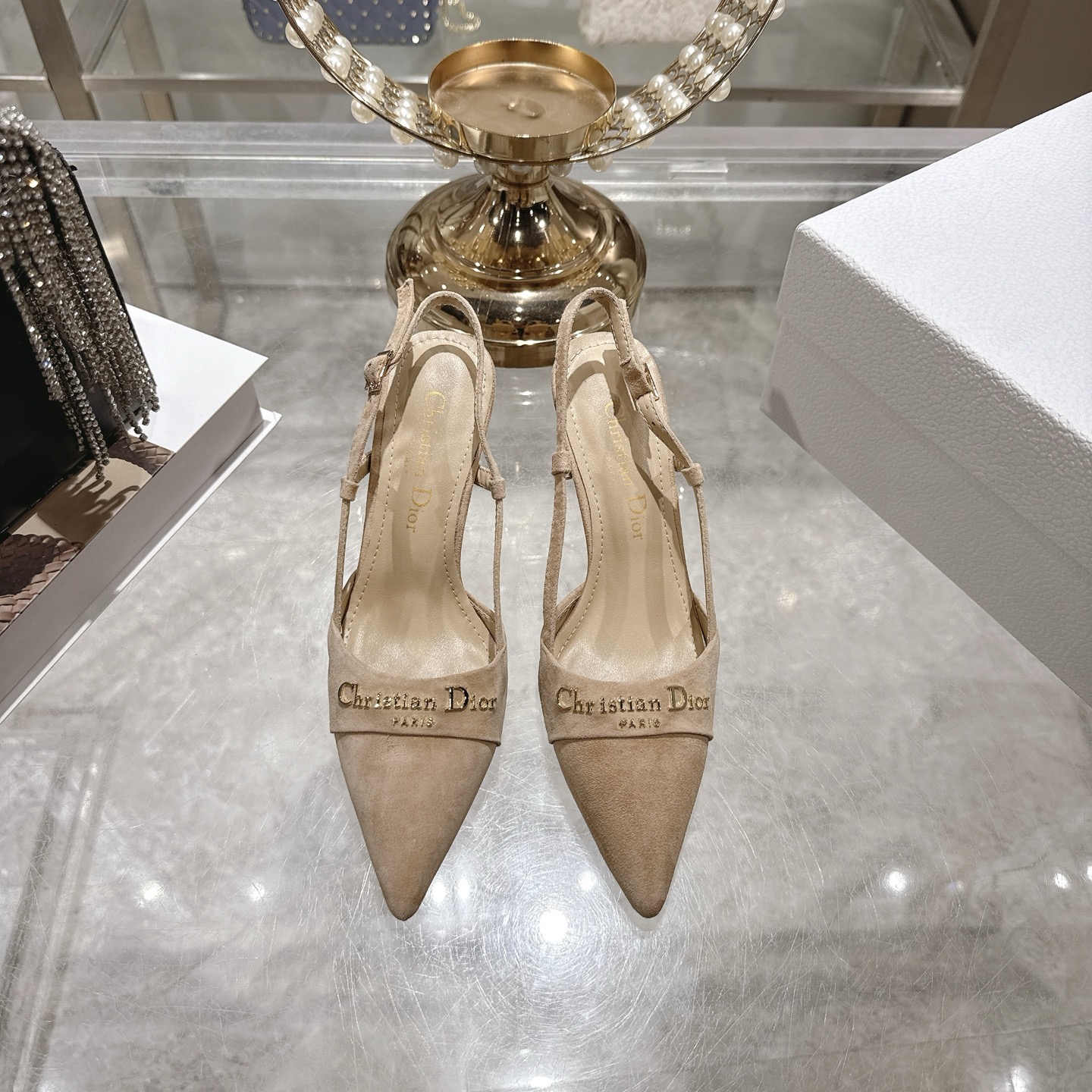 NO:497776,25ss early spring new Dior D-My hardware letter buckle pointed toe high heels flat single shoes kitten heels hollow sandals This My Dior high heels are a new product in the spring and summer 2025 ready-to-wear series, showing exquisite elegance. It is carefully crafted with cowhide leather, pointed toe design, embellished with gold-finished metal Christian Dior Paris logo, which is recognizable, and highlights Dior's extraordinary exquisite craftsmanship. Hollow decoration 4.5cm 8.5cm graphic style heels complement each other, making the fashionable design more elegant. Upper Niujing inner foot pad sheepskin sole Italian leather outsole Heel height 4.5 8.5 Size 35-39 (34.40.41. Custom made no return), high heel sandals, dior, dior, sandals, high  heels, cowhide, sheepskin, Leather soles1986090925ss早春新款Dior迪奥D-My 五金字母扣尖头高跟鞋平底单鞋小猫跟后空凉鞋 这款My Dior 高跟鞋是二零二五春夏成衣系列新品,彰显精致的优雅气质.采用牛皮革精心制作,尖头设计,点缀以金色饰面金属Christian Dior Paris标志,富有辨识度,彰显Dior 非凡的精湛工艺.镂空装饰4.5cm 8.5cm图形风格鞋跟相得益彰,令时尚的设计更显典雅 鞋面牛京 内里垫脚羊皮 鞋底意大利真皮大底 跟高4.5 8.5 码数35-39（34.40.41.定做不退换）,高跟鞋凉鞋,dior,dior,sandals,high heels,cowhide,sheepskin,Leather soles,Women's Shoes