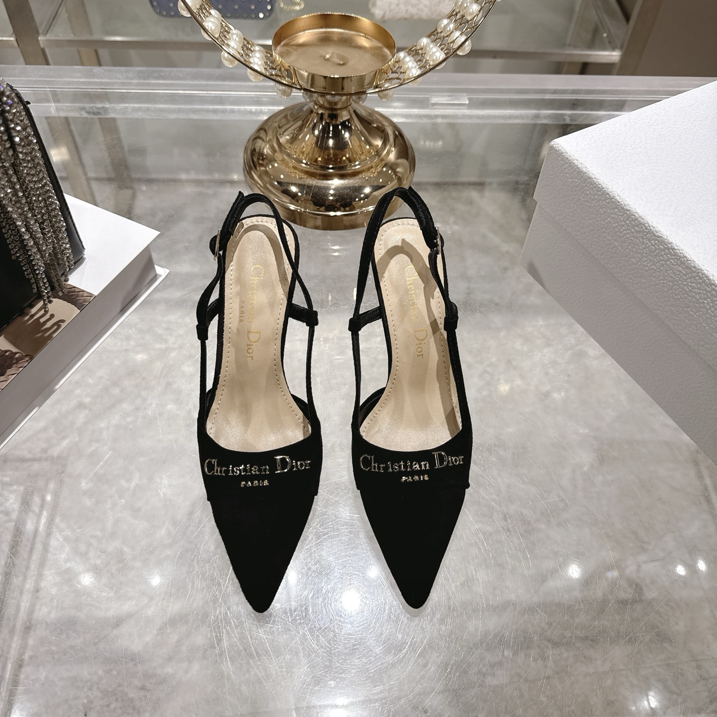 NO:535759,Single-shoe sandals 25ss early spring new Dior D-My hardware letter buckle pointed toe high heels flat single-shoe kitten heel hollow sandals This My Dior high heel is a new product in the spring and summer 2025 ready-to-wear series, showing exquisite elegance. It is carefully crafted with cowhide leather, pointed toe design, embellished with gold-finished metal Christian Dior Paris logo, which is recognizable, and demonstrates Dior's extraordinary exquisite craftsmanship. Hollow decoration 4.5cm 8.5cm graphic style heels complement each other, making the fashionable design more elegant. Upper Niujing inner foot pad sheepskin sole Italian leather outsole Heel height 4.5 8.5 Size 35-39 (34.40.41. Custom made no return), high-heeled shoes, dior, dior, sandals, high  heels, cowhide, sheepskin, Leather soles19860909单鞋凉鞋 25ss早春新款Dior迪奥D-My 五金字母扣尖头高跟鞋平底单鞋小猫跟后空凉鞋 这款My Dior 高跟鞋是二零二五春夏成衣系列新品,彰显精致的优雅气质.采用牛皮革精心制作,尖头设计,点缀以金色饰面金属Christian Dior Paris标志,富有辨识度,彰显Dior 非凡的精湛工艺.镂空装饰4.5cm 8.5cm图形风格鞋跟相得益彰,令时尚的设计更显典雅 鞋面牛京 内里垫脚羊皮 鞋底意大利真皮大底 跟高4.5 8.5 码数35-39（34.40.41.定做不退换）,高跟鞋单鞋,dior,dior,sandals,high heels,cowhide,sheepskin,Leather soles,Women's Shoes