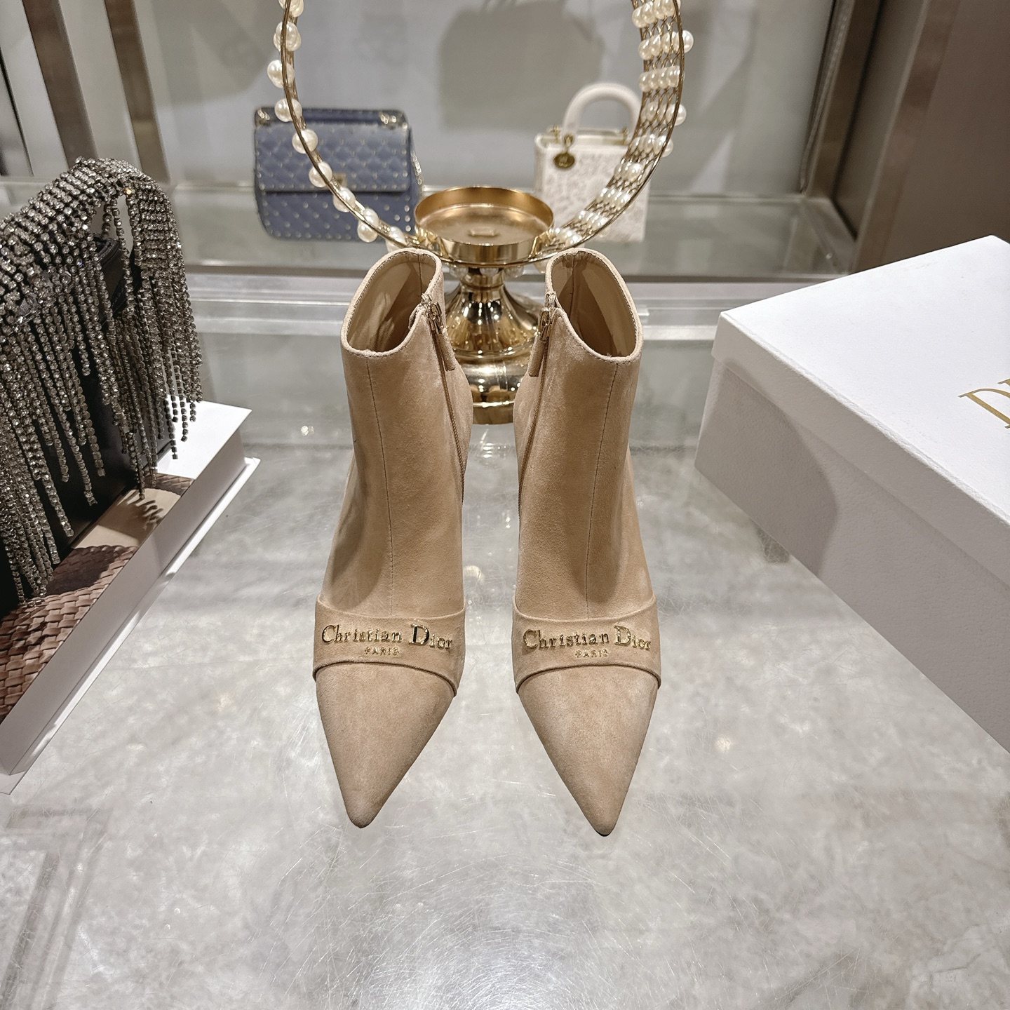 NO:535748,Dior.Dior new style/boot series new styles are on the court, comfortable on the feet and full of femininity. CD stars same fashion pointed-toe pearl boots give this shoe comfort and unique temperament. Fabric Yangjing inner lining/foot pad sheepskin heel height 6.5CM Size35-39M (34 size/40 size, customized return and exchange), boots, dior, dior, boots, sheepskin19860909Dior.迪奥新款/靴子系列新款火热上场,上脚舒服,女人味十足 CD明星同款时尚尖头珍珠短靴 赋予这款鞋履舒适感与独特气质. 面料羊京 内里/垫脚羊皮 跟高6.5CM Size35-39M（34码/40码,定制退换）,靴子,dior,dior,boots,sheepskin,sheep,Women's Shoes