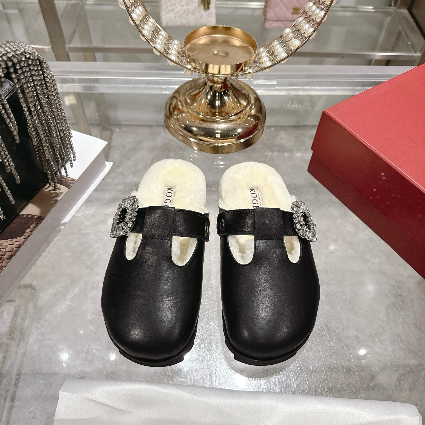 NO:535726,RV 2025SS counter new viv run series diamond buckle wool limull slippers, identifying the purchasing-grade quality supply!  A high-end diamond buckle hair rubbing is not only light and comfortable, but also has a long legs and a comfortable foot. It is a high-end feeling when paired with various styles!  Upper cowhide/colt velvet/denim fabric materials, with shiny Swarovski rhinestone square buckle!  Wool inner and footbed!  Original open mold rubber foamed sole, bottom thickness 2.5cm Size 35-39 (34.40 size custom-made without return or exchange), semi-dragged fur shoes, slippers, cowhide19860909RV 2025SS专柜新款viv run系列钻扣羊毛里穆勒拖鞋 认准代购级品质货源！气质高级的一款钻扣毛拖,不仅轻便舒适,松糕底增长大长腿上脚舒适满分,搭配各类风格高级感满满！ 鞋面牛皮/牛绒/牛仔布多种面料材质,配闪亮施华洛水钻方扣！羊毛内里、垫脚！ 大底原版开模橡胶发泡大底,底厚2.5cm 尺码35-39（34.40码定制不退换）,半拖毛毛鞋,slippers,cowhide,Women's Shoes