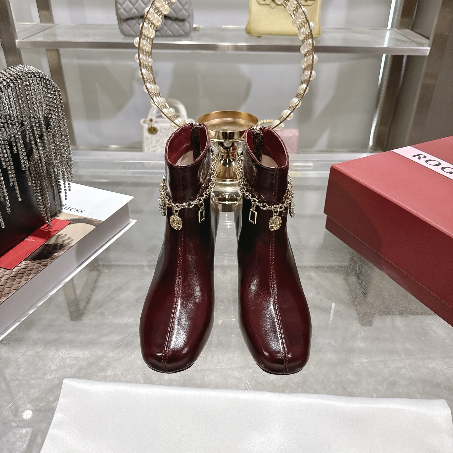 NO:535721,New Viv Rangers classic short boots diamond buckle/geometric thick heel design comfortable foot feel and heel zipper design. It is very convenient to put on and take off. This leather boot is handmade in patent leather embellished brand diamond buckle, romantic rose-decorative buckle, and square diamond buckle, which really corresponds to the saying 'earning' heel height 4.5cm yards 4-40, boots, boots19860909新款Viv Rangers经典短靴钻扣/几何粗跟设计脚感舒适后跟拉链设计 穿脱特别方便本款皮靴以漆皮手工制成点缀品牌钻扣,装饰链条浪漫的玫瑰饰扣,以及方形钻扣,真的是应了那句话有花有钻“赚”跟高4.5cm 码数4-40,靴子,boots,Women's Shoes