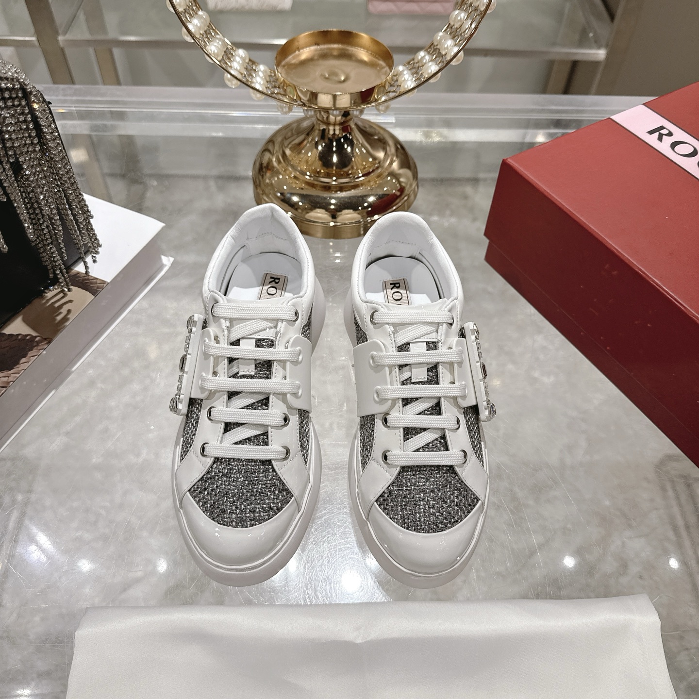 NO:559920,25 new RV women’s shoes, Viv Skate casual white shoes, easy to wear and versatile, Top This season’s latest Viv’Skate diamond buckle thick-soled casual shoes, increased by about 4.5cm to 7.5cm, steadily and instantly lengthening the legs. The gold thread fabric calfskin can be worn directly on the feet with gorgeous diamond buckles, which can easily enhance various daily attires. Celebrities, Internet celebrities and ladies all have a pair of loafers.  From shoe shape to leather to shoe buckle, this pair of loafers is perfect and impeccable to easily interpret the French romantic style. It is made in the entire RV series (RV loafers are a must-buy every year ~ to explode, a welfare model for little sisters). The soles are original EVA foam rubber soles. Material: original customized cowhide, lining imported lambskin, original hardware 11 custom diamond buckles/decorative buckles, code number 35-40   40 customized, casual shoes/sports shoes, loafers, sneakers, cowhide, sheepskin1986090925新款RV女鞋Viv Skate休闲小白鞋 好穿、百搭没得话说Top本季最新Viv‘Skate钻扣厚底休闲鞋,增高大约 4.5cm 7.5cm,稳稳妥妥秒变大长腿 金线织物小牛皮直接把银河穿在脚上配上华丽的闪钻饰扣,轻松提升各种日常装束.明星网红名媛小姐姐人手一对乐福鞋 这双乐福鞋从鞋型到皮质到鞋扣 完美的无可挑剔轻松演绎法式浪漫风情 RV全系列做齐（每年必买RV乐福鞋~到爆炸 小个子姐姐的福利款） 鞋底原版EVA发泡橡胶底 材质:原版定制牛皮 内里进口小羊皮 五金原版11定制钻扣/饰扣 码数35-40 40定制,休闲鞋/运动鞋,loafers,sneakers,cowhide,sheepskin,Women's Shoes