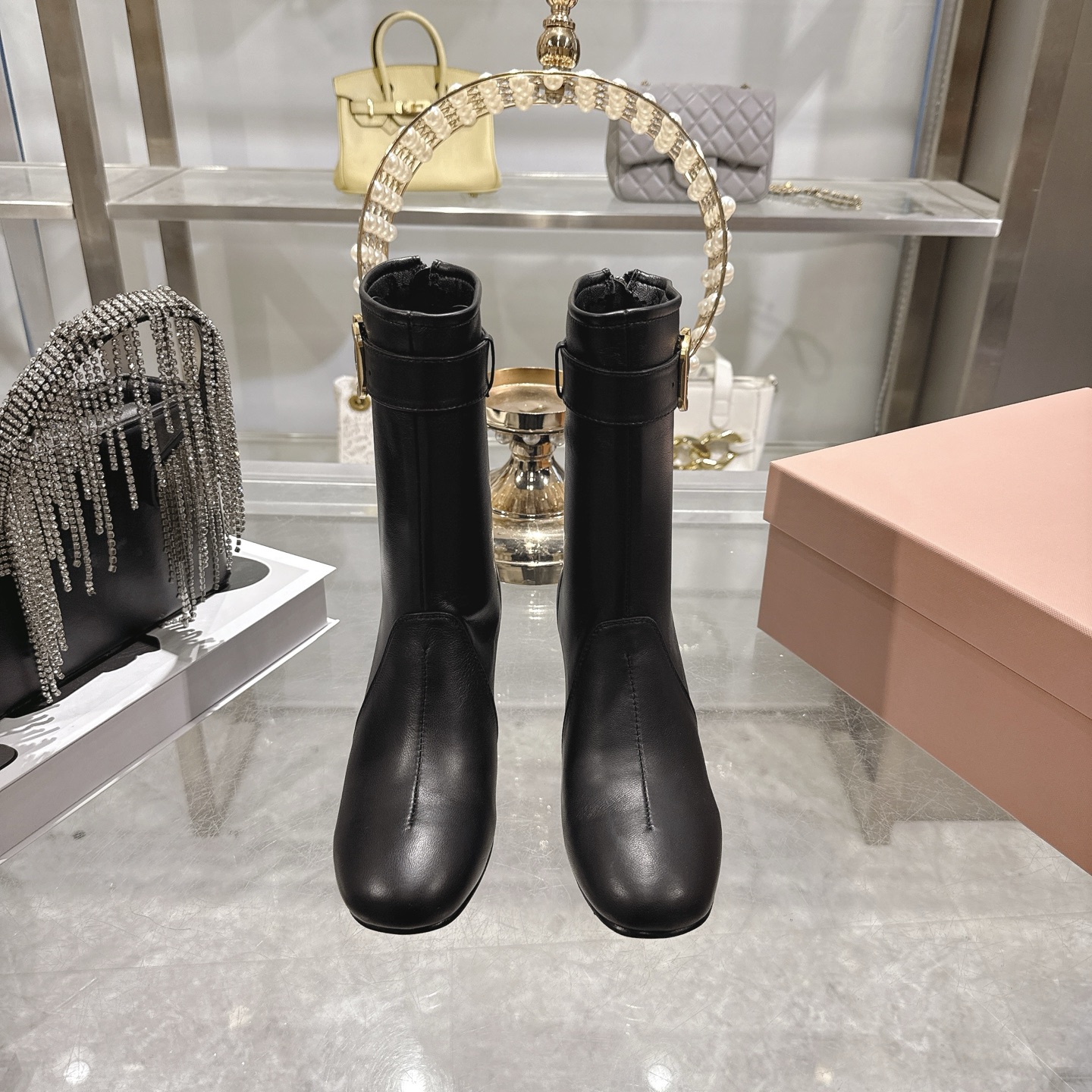 NO:559917,Miu miu 25ss elastic short boots new autumn and winter catwalk boots!  One of the most worth-buying boots this year!  There are so many internet celebrities on their feet. Miumiu is really cool this autumn and winter. It is a limited edition for autumn and winter. It is very difficult to buy in the counter. It looks very hard, but it is actually very soft and easy to wear!  The feet feel great!  The boots are wide, no matter whether your legs are thick or thin, you can wear them with a loose feeling and make your legs look very straight!  !  Full of punk style!  Fabric: calfskin special material, cowhide lining Outsole: Italian genuine leather sole Size#35-40 (40 41 customization is not returnable), boots, miumiu, boots, cowhide19860909Miu miu 25ss 弹力 短靴 秋冬走秀新款短靴！ 今年最值得入手的靴子 没有之一！超多网红明星上脚 miumiu今年秋冬确实泰酷辣 秋冬限定款 专柜非常难买 看着很硬的样子 其实非常软巨好穿！脚感超赞！ 靴筒宽大 不管腿粗腿细 都能穿出宽松感而且非常显腿直！！朋克风十足！ 面料:小牛皮特殊材料 内里牛皮 大底:意大利真皮底  Size#35-40（40 41定制不退换）,靴子,miumiu,boots,cowhide,Women's Shoes