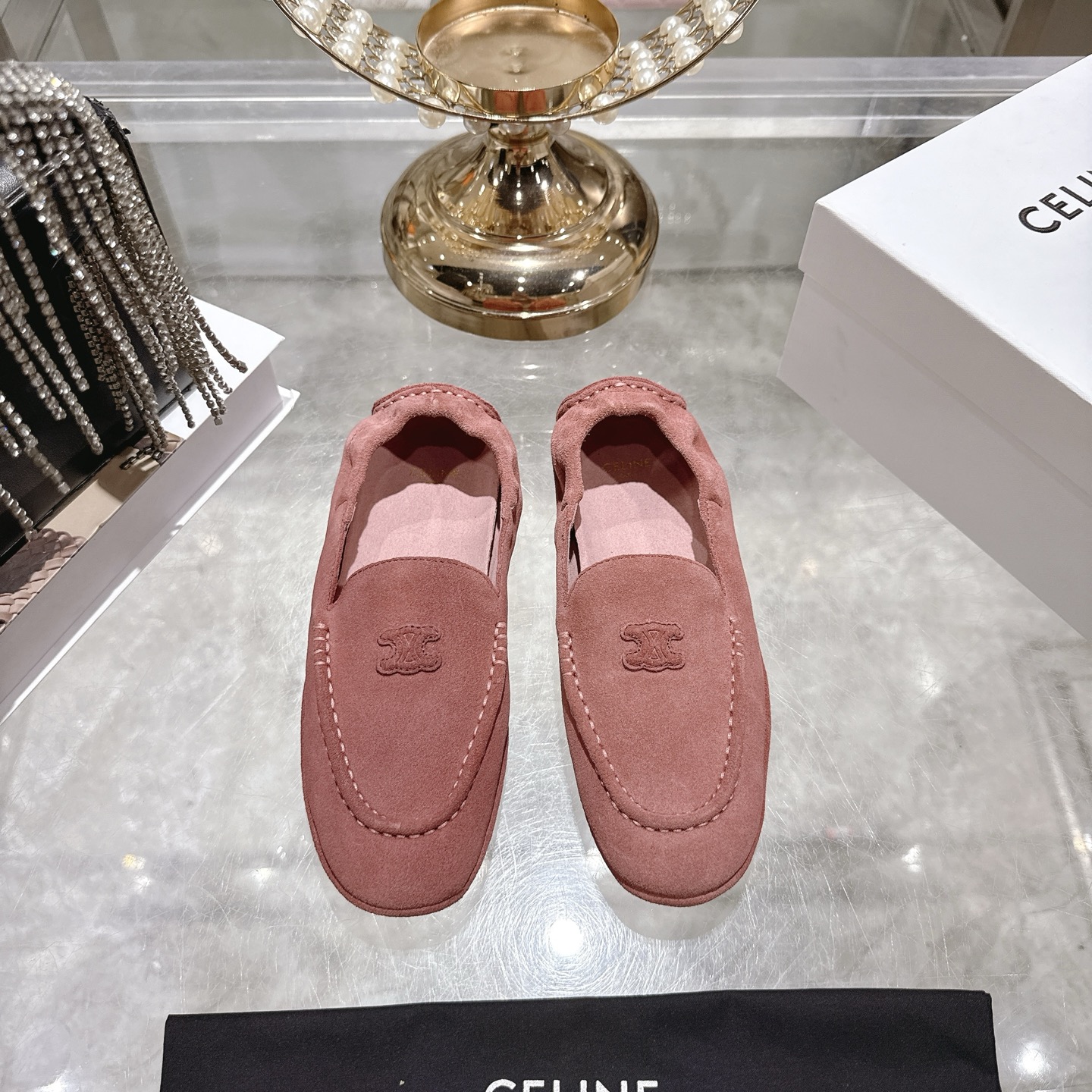 NO:559911,25ss early autumn new style CELINE ADAM series retro boat shoes Arc de Triomphe loafers flat-soled beanie shoes with elastic straps at the back Classic reproduction, retro Arc de Triomphe, wear-resistant rubber soles to accompany you to move forward freely. Minimalist design and exquisite craftsmanship collide, one foot wears a French lazy accent, unlocking the sense of daily sophistication. It can be perfectly adapted to casual wear for daily outings, and easily enhances the texture of the overall look.  Moreover, the design of this pair of shoes fits the shape of the foot very well, and the feet are not tired when walking. They are also very breathable in spring and summer, and will not cause sweating. Whether you are going shopping, traveling or exercising, they can be your best match. The upper is customized with high silk suede, the lining of the foot pad is nubuck leather, and the sole is original open-molded TPU rubber outsole.1986090925ss早秋新款 CELINE 赛琳 ADAM系列复古船鞋凯旋门乐福鞋平底豆豆鞋后松紧带单鞋 经典再现,复古凯旋门,耐磨橡胶底伴你自在前行.极简设计与精湛工艺碰撞,一脚穿出法式慵懒腔调,解锁日常高级感 日常出街的休闲装,它都能完美适配,轻松提升整体造型的质感 而且这双鞋的设计很贴合脚型,走路不累脚,春夏穿着也很透气,不会闷汗 不管你是去逛街、旅行还是运动,它都能成为你的最佳搭子 鞋面定制高丝光牛反绒 垫脚内里磨砂皮 鞋底原版开模TPU橡胶大底 码数35-39（40定做不退换）,乐福鞋,celine,celine,loafers,Women's Shoes