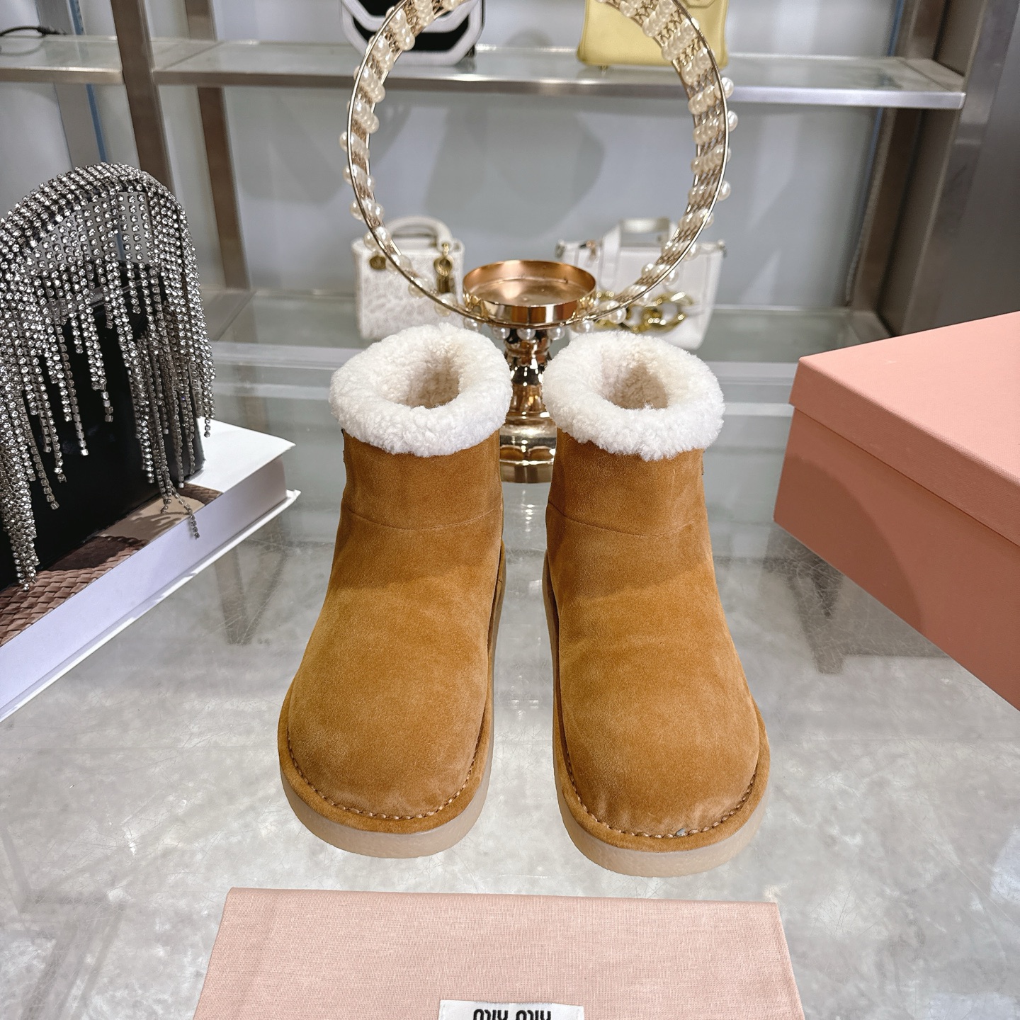 NO:593562,Top quality MIU MIU Miu Miu 2025 winter new simple round-toe lamb wool snow boots!  Generally, winter snow boots are very heavy, but this one released by Miu this winter is very cute. It has a simple round toe design and logo embellishment on the side. It is cute and cute without losing the warmth of winter. The upper is made of imported cow suede, and the lining is made of Australian rolled wool. The outsole is made of original EV smoked rubber non-slip outsole!  !  Size: 35-40 (40 is custom-made and non-returnable) Comes with original packaging, snow boots, miumiu, boots19860909顶级品质MIU MIU缪缪2025冬季新款简易圆头羊羔毛雪地靴！ 一般冬天的雪地靴都很厚重 miu家今年冬天出的这款就很可爱嘛 简约的圆头设计,侧面还有logo点缀 可可爱爱又不失冬天的温暖 鞋面采用进口牛反绒 内里垫脚采用澳洲卷羊毛 大底选用原版EV烟胶防滑大底！！ 码数:35-40（40 定做不退换） 配原版包装,雪地靴,miumiu,boots,Women's Shoes