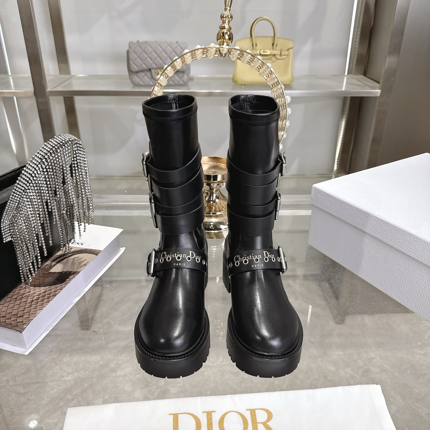 NO:593559,Purchasing-grade Dior 25 new mid-boots, high boots, brogue boots 25 early spring ready-to-wear series new products, highlighting the charm of haute couture. Black rubber-effect cow leather tube design, decorated with silver zipper decoration on the side to enhance style. Paired with thick and light notched soles, it can add luster to the casual look of this season. The upper is made of calfskin and the lining is made of calfskin. The heel height is 4.5CM. The original molded Tpu outsole  Size35-41 (40 41 customized, non-returnable), boots, dior, dior, boots, cowhide19860909代购级 Dior 迪奥 25新款 中靴 高筒靴 布洛克长靴 25早春成衣系列新品,彰显高订魅力.黑色橡胶效果牛皮革筒形设计,侧面饰以银色拉链饰面提升格调.搭配厚实而轻盈的凹口鞋底,可为本季休闲造型增光添彩. 鞋面小牛皮材质牛皮内里, 跟高4.5CM 原版开模 Tpu 大底 Size35-41（40 41定做不退换）,靴子,dior,dior,boots,cowhide,Women's Shoes