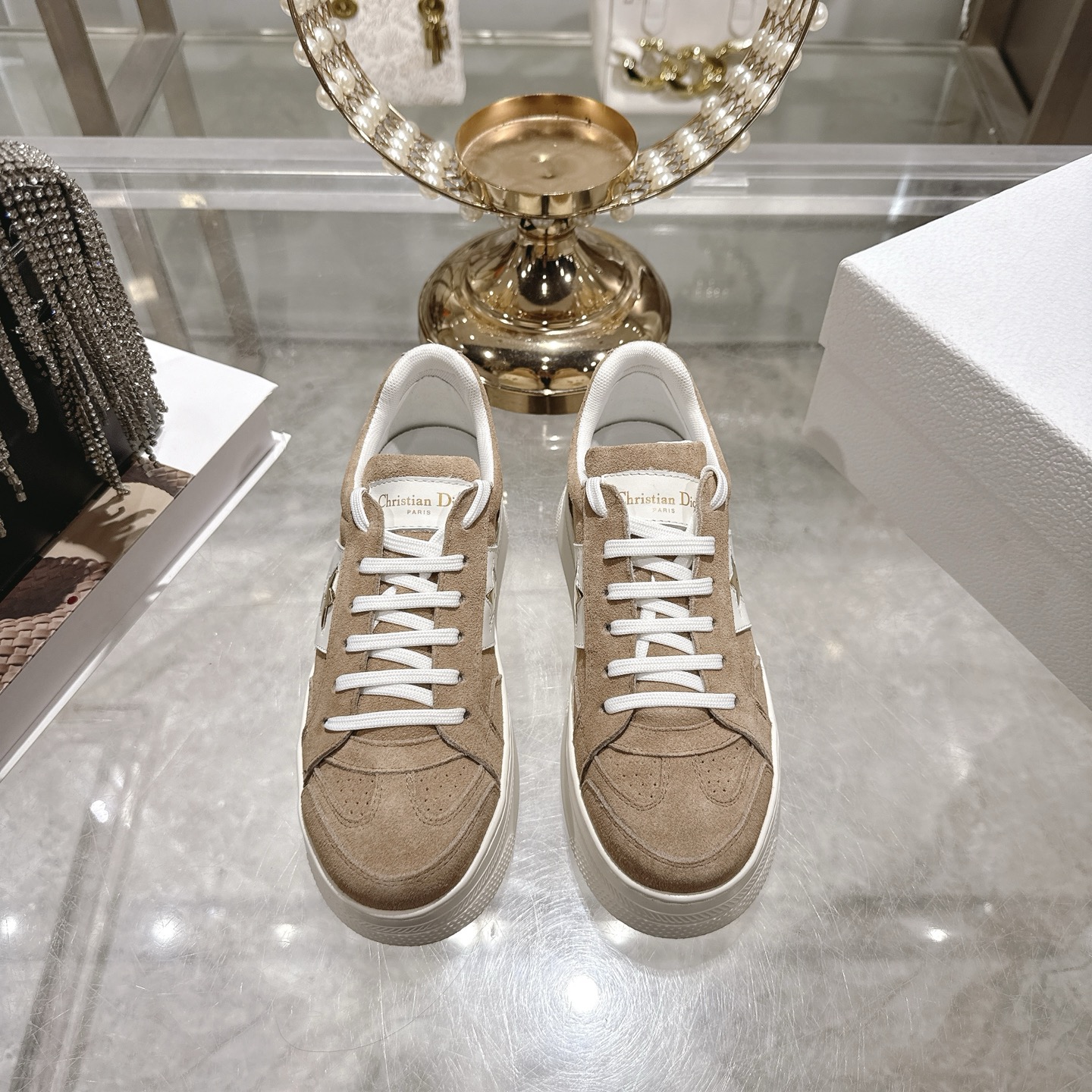 NO:593553,High version Dior Dior's new platform shoes platform shoes, casual shoes with thick soles. This Dior Star sneaker continues the timeless silhouette and is carefully made of cow leather, so it will be particularly comfortable on the feet. Decorated with tonal suede panels and metal stars to decorate the lace eyelets to enhance the style. The style is lightweight and matched with the 'Christian Dior' logo thin sole. It is suitable for all seasons and can be matched with all kinds of casual looks to add a finishing touch. Classic and super durable. Upper cowhide stitching. Original Ip.  Outsole. Size 35-41, casual shoes/sports shoes, dior, dior, sneakers, cowhide19860909高版本 Dior迪奥新款松糕鞋厚底休闲鞋 这款Dior Star运动鞋延续经久不衰的轮廓采用牛皮革精心制作,所以上脚会特别的舒服哦 饰以同色调绒面革镶片金属星星装饰鞋带孔眼,提升格调.款式轻盈搭配“Christian Dior”标志薄鞋底,四季皆宜,可与各式休闲造型搭配,增添点睛之笔 经典超耐看 鞋面牛皮拼接 原版Ip 大底.35-41码,休闲鞋/运动鞋,dior,dior,sneakers,cowhide,Women's Shoes