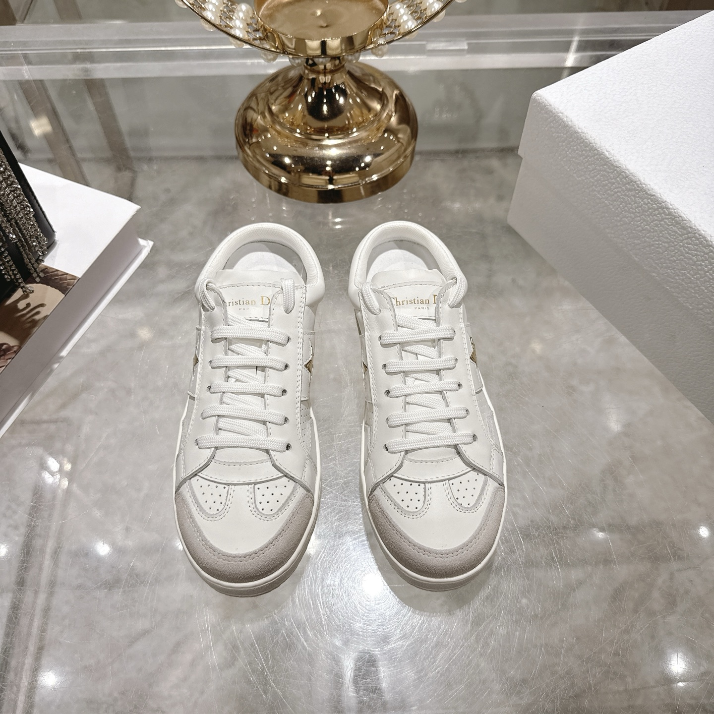 NO:593556,High version Dior Dior's 2025 new platform shoes thick-soled casual shoes. These Dior Star sneakers continue the timeless silhouette and are carefully made of cow leather, so they will be particularly comfortable on the feet. Decorated with tonal suede panels and metal stars to decorate the lace eyelets to enhance the style. The style is light and matched with the 'Christian Dior' logo thin sole. It is suitable for all seasons and can be matched with all kinds of casual looks to add the finishing touch. Classic and super durable. Upper cowhide stitching Original Ip  大底.35-41码,休闲鞋/运动鞋,dior,dior,sneakers,cowhide19860909高版本 Dior迪奥2025新款松糕鞋厚底休闲鞋 这款Dior Star运动鞋延续经久不衰的轮廓采用牛皮革精心制作,所以上脚会特别的舒服哦 饰以同色调绒面革镶片金属星星装饰鞋带孔眼,提升格调.款式轻盈搭配“Christian Dior”标志薄鞋底,四季皆宜,可与各式休闲造型搭配,增添点睛之笔 经典超耐看 鞋面牛皮拼接 原版Ip 大底.35-41码,休闲鞋/运动鞋,dior,dior,sneakers,cowhide,Women's Shoes