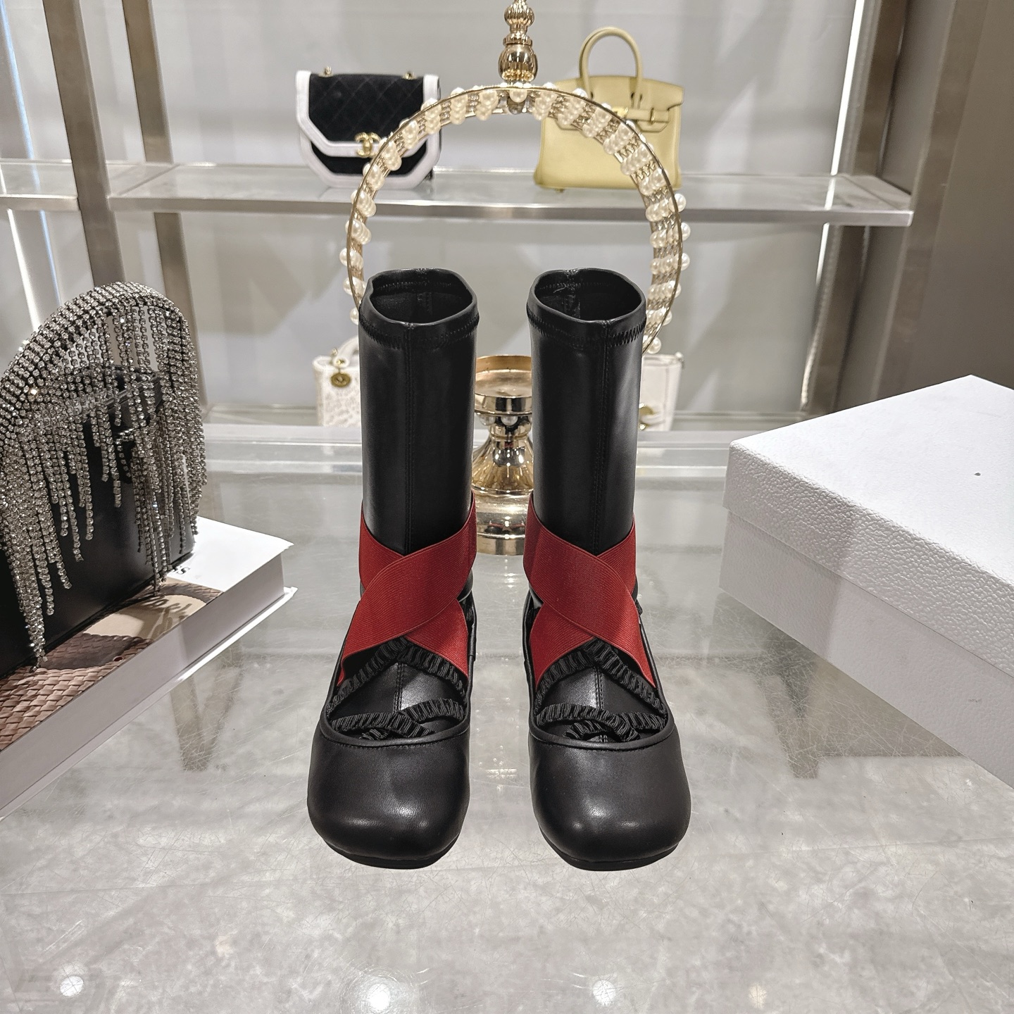 NO:593550,Dior's new autumn and winter short boots. These shoes perfectly interpret the fusion of classics and fashion. Each pair hides a unique romantic gene. Come and immerse yourself in its charm with me. The eternal darling of the classic black fashion industry. The red belt contrasting color model/eye-catching ceiling, paired with a simple little black skirt, retro and fashionable, casual and sophisticated. Material upper imported sheepskin/water-dyed sheepskin lining + original non-slip rubber outsole Size (34-41)  (34.40.41 Customized items are non-refundable), boots, dior, dior, boots, skirts, sheepskin19860909迪奥 Dior 秋冬新款短靴这些鞋履完美诠释了经典与时尚的融合,每一双都藏着独特的浪漫基因,快来和我一起沉浸式感受它的魅力经典黑色时尚界的永恒宠儿 红带撞色款/吸睛天花板,搭配简约的小黑裙,复古又时髦,休闲中透着精致. 材质鞋面进口羊皮/水染羊皮内里+原版防滑橡胶大底 Size(34-41) (34.40.41定做不退换）,靴子,dior,dior,boots,skirts,sheepskin,Women's Shoes