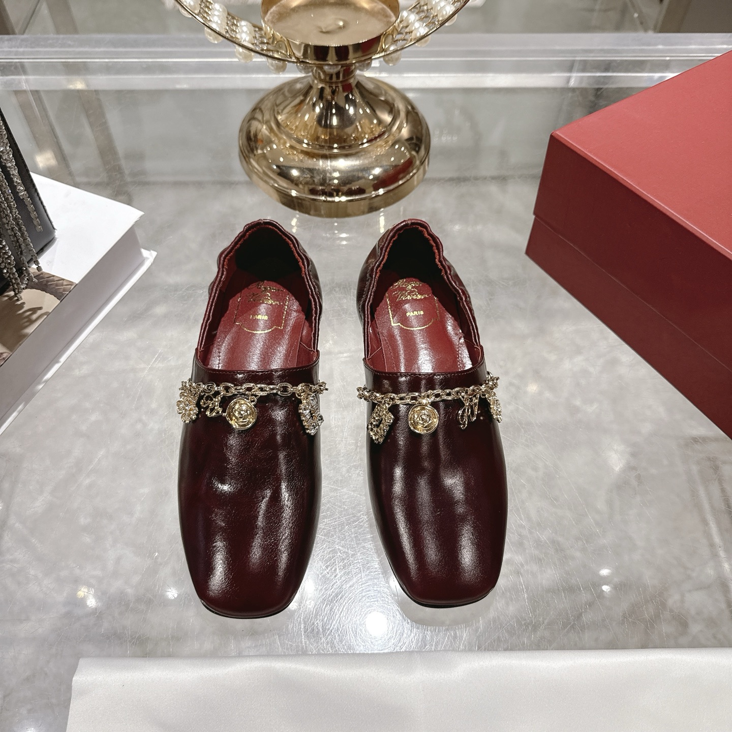 NO:593576,Roger Vivie* new crystal pendant flat shoes are very comfortable on the feet. Beautiful and sweet and cool style. Every girl should have a pair. Original lambskin upper ZP molded hardware buckle. Top-grade mixed sheepskin lining. Italian genuine leather outsole. Size 35-39 (34 40 custom-made), single shoes, roger vivor, sheepskin, Leather soles19860909Roger Vivie*新款水晶吊坠平底单鞋 上脚舒适度太棒啦 美丽又甜酷的风格 每个女生都要有一双 鞋面原版小羊皮 ZP开模五金扣 内里垫脚顶级混种羊皮 意大利真皮大底 尺码35-39（34 40定做）,单鞋,roger vivier,sheepskin,Leather soles,Women's Shoes