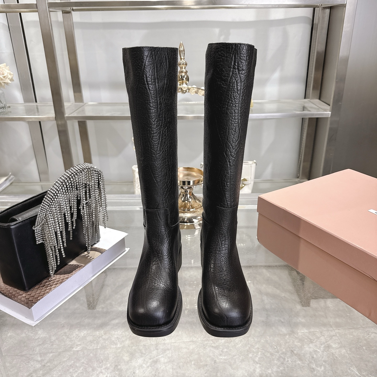 NO:593570,Top version, the exclusive hot model on the whole network, miumiu autumn and winter round-toe short boots and leather boots. miu series of global limited edition boots, the most worth buying boots this year. Handmade shoes with heavy craftsmanship. Vintage polished cowhide temperament Martin boots. Full of retro feel. The whole leather is made of imported elephant cowhide. The leather is high-grade, soft and delicate. It is very soft and easy to wear. It feels great on the feet. The boots are wide, no matter the legs are thick or thin, they can be worn loosely and the legs are very straight!  Full of punk style!  Original imported elephant cowhide upper, original custom-made sheepskin lining, original molded non-slip outsole, size 35-39 (40, 41 customized, non-returnable), boots, miumiu, boots, cowhide, sheepskin19860909顶级版本 全网独家爆款 miumiu 秋冬圆头小短靴、皮靴 miu系全球限量款靴子,今年最值得入手的靴子 重工艺手工鞋 复古擦色牛皮气质马丁靴 满满的复古感 整个皮料选用进口大象牛皮 皮质高级柔软细腻 非常软巨好穿 脚感超赞 靴筒宽大 不管腿粗脚细都能穿出宽松感而且非常显腿直！朋克风十足！ 鞋面原版进口大象牛皮 内里原版定制羊皮 大底原版开模防滑大底 size35-39（40、41定做不退换）,靴子,miumiu,boots,cowhide,sheepskin,Women's Shoes