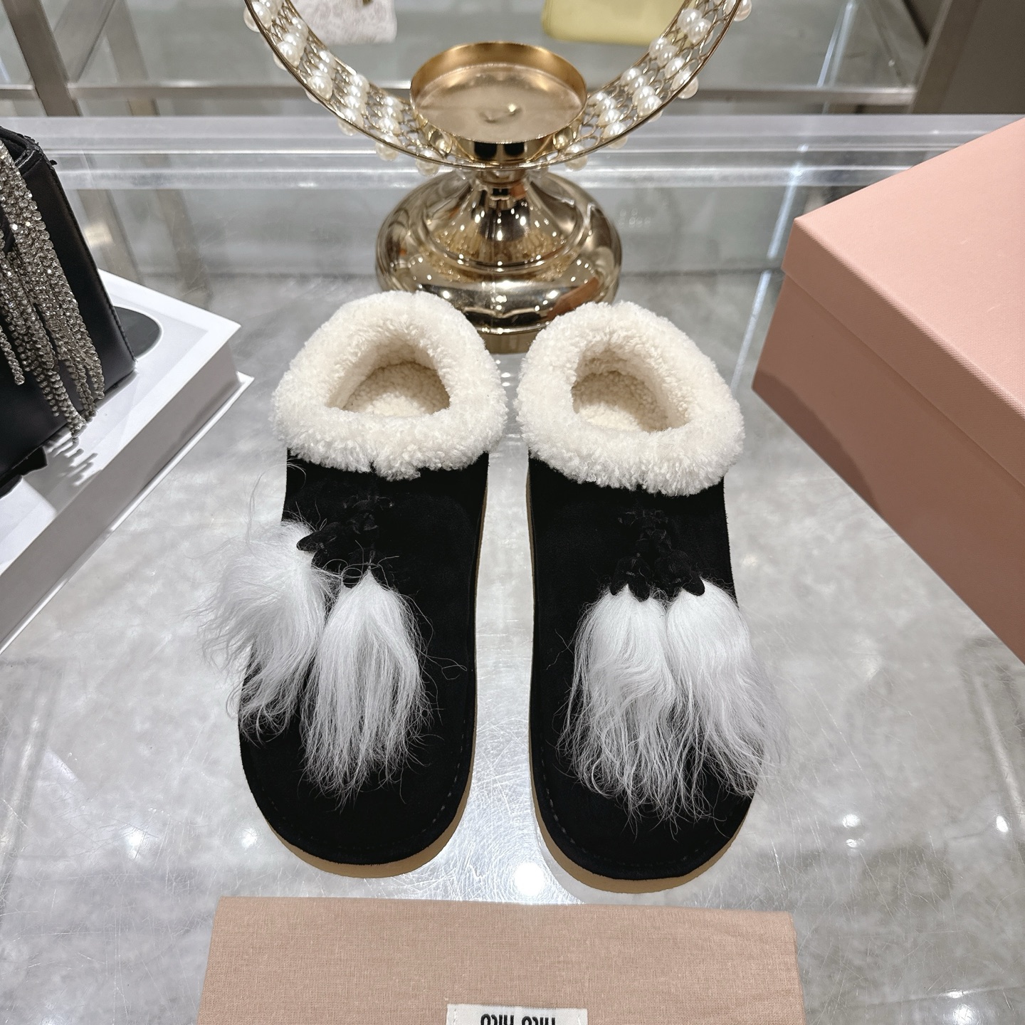 NO:593561,Top quality 25Fw new autumn and winter MIU MIU Miu Miu furry tassel pendant suede snow boots wool-lined thick-soled short boots. These lambswool-lined snow boots combine comfortable texture and winter atmosphere. The laces create a delicate visual contrast, adding a signature element to the overall look.  This is a snow boot, available in light beige and dark brown styles. In appearance, the upper is made of fine-textured suede material, and the mouth of the shoe is surrounded by a circle of fluffy and soft white plush, which not only adds a sense of fashion, but also wraps the ankle well to keep warm.  In terms of matching, the light beige model can be paired with light-colored jeans and knitted skirts to create a fresh and gentle winter look; the dark brown model is suitable for combination with dark-colored overalls and woolen skirts to create a retro and warm style, which is suitable for daily outings or winter commuting. The upper is cow suede, the lining is lambswool, and the sole is original molded rubber outsole.  Size 35-39 (40.41 customized, non-refundable), loafers, fur shoes, miumiu, loafers, boots, skirts, jeans19860909顶级品质 25Fw秋冬新款MIU MIU缪缪 毛毛流苏吊坠绒面雪地靴羊毛里厚底短靴 这款羊羔毛里雪地靴,兼具舒适质感与冬日气息.鞋带营造出精致的视觉对比效果,为整体造型增添标志性元素. 这是一款雪地靴,有浅米色和深棕色等款式.外观上,鞋面采用质感细腻的反绒皮材质,鞋口处环绕着一圈蓬松柔软的白色毛绒,既增添了时尚感,又能很好地包裹脚踝,起到保暖作用. 搭配方面,浅米色款可与浅色系的牛仔裤、针织裙搭配,打造出清新温柔的冬日造型；深棕色款则适合和深色系的工装裤、毛呢裙组合,营造出复古又温暖的风格,无论是日常出街还是冬日通勤,都很合适. 鞋面牛反绒 内里垫脚羊羔毛 鞋底原版开模橡胶大底 码数35-39（40.41定做不退换）,乐福鞋毛毛鞋,miumiu,loafers,boots,skirts,jeans,Women's Shoes
