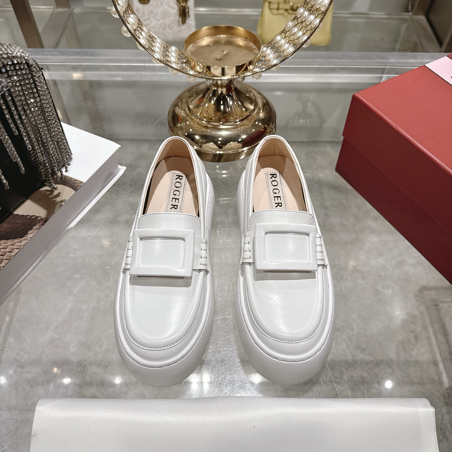 NO:593558,Vivie*r 25ss counter new thick-soled bread shoes, white shoes synchronized counter, this is quite eye-catching, exclusive buckle, simple, square buckle is exquisite and has the characteristics of RV **6cm, but retains the versatile and clean characteristics of white shoes!  You can enter!  !  Super cute and super cute chubby little Baibai... The thick-soled design is very tall, and it goes well with jeans or skirts. The IP foam sole is large and the size is 35/40 (customized for 40, non-refundable, non-exchangeable, loafers, loafers, skirts, jeans19860909Vivie*r 25ss专柜新款厚底面包鞋 小白鞋同步专柜 这样看还是挺养眼的 专属扣 简洁 方扣精美很有 RV的特点 **6cm但是保留了小白鞋的百搭干净的特点！可以入！！ 超萌超可爱 的胖墩小白白…厚底设计非常提个子,搭配牛仔裤 或者裙子都OK 大底IP发泡底 码数35/40（40定做不退不换,乐福鞋,loafers,skirts,jeans,Women's Shoes