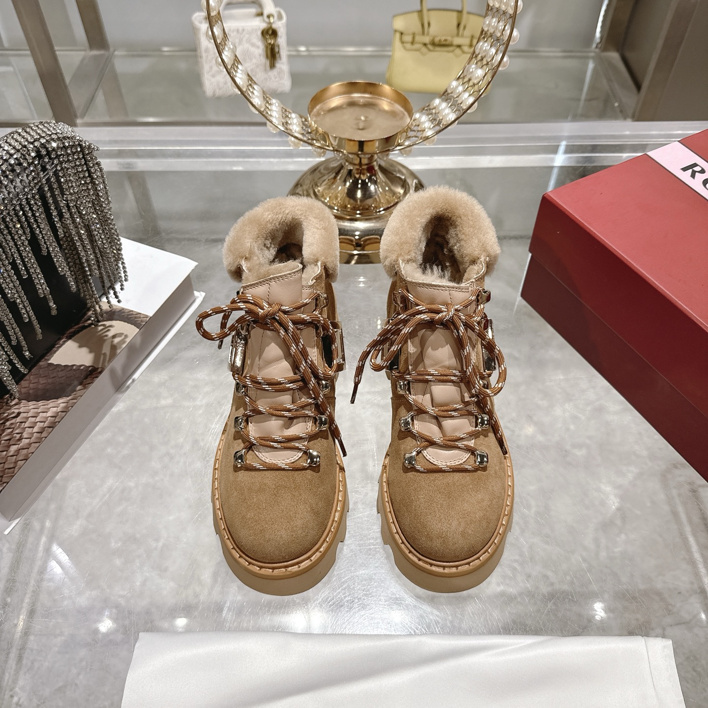 NO:593555,Top quality roger vivor fw25 mew arrival～RV Roger Vivier autumn and winter new wool short boots ViV' Rangers T ruck series｜Personal yet exquisite fur integrated design!  These boots with a full autumn and winter vibe are made of suede leather, with non-slip soles and embellishments with iconic metal buckles, easily adding personality to any look!  Ultra-light foam thick sole adds height and makes your legs look longer. The wool lining is warm and comfortable. A must-have product in winter!  Upper grade A Niu Jing + cowhide // fur integrated, heel height 5cm, increased height and longer legs19860909顶级品质 roger vivier fw25 mew arrival～ RV 罗杰维维亚秋冬新款羊毛短靴 ViV' Rangers T ruck系列｜个性又不失精致 皮毛一体设计！秋冬氛围感拉满靴子以绒面 皮革制成,搭配防滑鞋底 标志性金属饰扣点缀,轻松为任意造型增添个性！超轻发泡厚底 增高又显腿长～羊毛内里保暖又舒适～冬天必备良品！ 鞋面A级牛京+牛皮 //皮毛一体 跟高5cm 增高又显腿长 Size35-39.40订做不退换,雪地靴,roger vivier,boots,cowhide,Women's Shoes