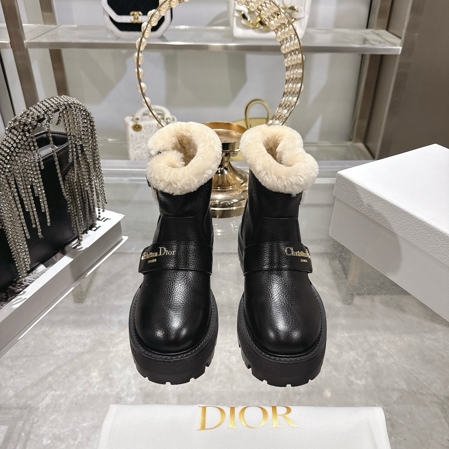 NO:593549,Dior Dior's new autumn and winter D-Major series punk style cold-proof and warm furry women's boots. The same style as the star's CD letter logo hardware belt buckle side zipper motorcycle boots. Thick-soled round toe one-legged knight short boots. Material upper imported full-grain calfskin + lamb hair lining + original molded IP outsole. Bottom thickness 3.5CM  Size35-41 standard code (40.41 customization is not returnable), snow boots, dior, dior, boots, cowhide19860909Dior 迪奥秋冬新款D-Major系列朋克风防寒保暖毛毛女靴 明星同款CD字母logo五金皮带扣侧拉链机车靴 厚底圆头一脚蹬骑士短靴 材质鞋面进口全粒面小牛皮+羊羔毛内里+原版开模Ip大底 底厚3.5CM Size35-41标准码（40.41定制不退换）,雪地靴,dior,dior,boots,cowhide,Women's Shoes