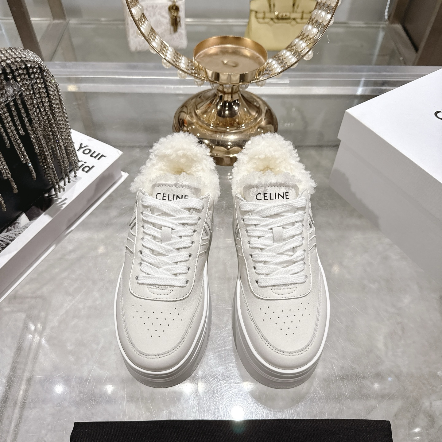 NO:593572,High version CELINE* Celine ss new logo lace-up thick-soled wool-lined casual shoes, small white shoes. Simple and comfortable, clean and tidy, taller and slimmer, whether worn alone or paired with wide-leg pants, high street and retro together to make a CELINE girl. The upper is imported first-layer calfskin, and the lining is imported wool. The outsole is original 1:1 molded outsole. Size 35-40 (customized in 40), casual shoes/sports shoes, celine, celine, sneakers, cowhide19860909高版本 CELINE*思琳赛琳 ss新款徽标系带厚底羊毛里休闲鞋小白鞋 简单舒服,干净利落,增高显腿细,无论是单穿还是搭配阔腿裤,高街又复古一起来做CELINE女孩 鞋面进口头层小牛皮 内里进口羊毛 大底原版1:1开模大底 码数35-40（40订做）,休闲鞋/运动鞋,celine,celine,sneakers,cowhide,Women's Shoes