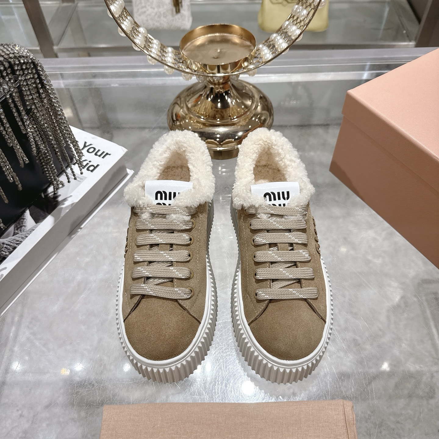NO:577199,2025 Miu Miu new autumn and winter thick-soled biscuit shoes, simple shape, original molded soles, the popularity of biscuit shoes is really only increasing. Their appearance is online and Miu's shoes have always been girlish. Not many girls can escape the sweetness of Miu's shoes! And this time it’s Miu’s biscuit shoe series. Although it is a simple design, the logo tongue is also very recognizable! You can wear it casually with long skirts, short skirts, jeans, casual series, etc. You can wear it in a unique style. Cow suede upper/lining, wool. Original open molded outsole. Bottom 6cm 35-41 (41 customized, non-returnable), casual shoes/sports shoes, miumiu, sneakers, skirts, jeans198609092025缪缪秋冬新款 厚底 饼干鞋 ,简约造型,原版开模鞋底, 饼干鞋的热度真的是只增不减的 颜值在线抗打而miu家鞋款一向走的是少女范儿 没多少个女生能逃得过缪家的甜美！而这一次则是miu家的饼干鞋系列 虽说是简约的设计 但这个logo鞋舌也极具辦识度！随意搭配长裙 短裙牛仔裤休闲系列等 都能穿出与众不同的风格 鞋面牛反绒/内里,羊毛 原版开模大底.底6cm 35-41（41定做不退换）,休闲鞋/运动鞋,miumiu,sneakers,skirts,jeans,Women's Shoes
