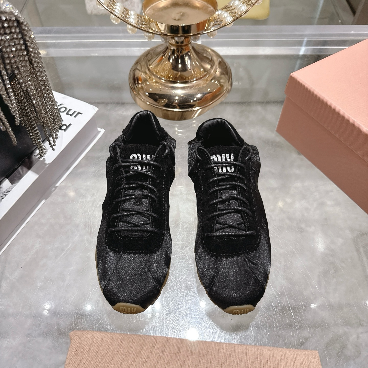 NO:593563,MiuMiu's latest Dexun shoes, flat lace-up solid color Forrest shoes, retro casual shoes, and the latest Dexun white shoes. Miu's shoes have always been girlish, and not many girls can escape the sweetness of Miu's shoes! Popular casual shoes in early spring, this year's main recommendation, simple and high-end, casual matching, simple and casual, and can reflect the beauty of tannins. The whole pair of shoes is simple and fashionable in design, very light and versatile on the feet! A must-have payment every year! Original silk for the upper, full-grain sheepskin for the feet, no lining design, very soft and skin-friendly, outsole, original rubber sole, sizes 35-41 (41 customized, non-returnable), casual shoes/sports shoes, miumiu, sneakers, sheepskin, real silk19860909MiuMiu最新款德训鞋、平底系带纯色阿甘鞋、复古休闲鞋 最新款德训小白鞋miu家鞋款一向走的是少女范儿,没多少个女生能逃得过缪家的甜美！ 早春火爆款休闲鞋,今年主推款,简约高级、随意搭配、简单很随意不羁又能体现单宁美感,整双鞋子设计简约时尚,上脚非常轻便百搭！年度必入款！ 鞋面原版真丝 垫脚全粒面羊皮 内裡无内裡设计 非常柔软亲肤 大底 原版橡胶底 尺码35-41（41订做不退换）,休闲鞋/运动鞋,miumiu,sneakers,sheepskin,real silk,Women's Shoes