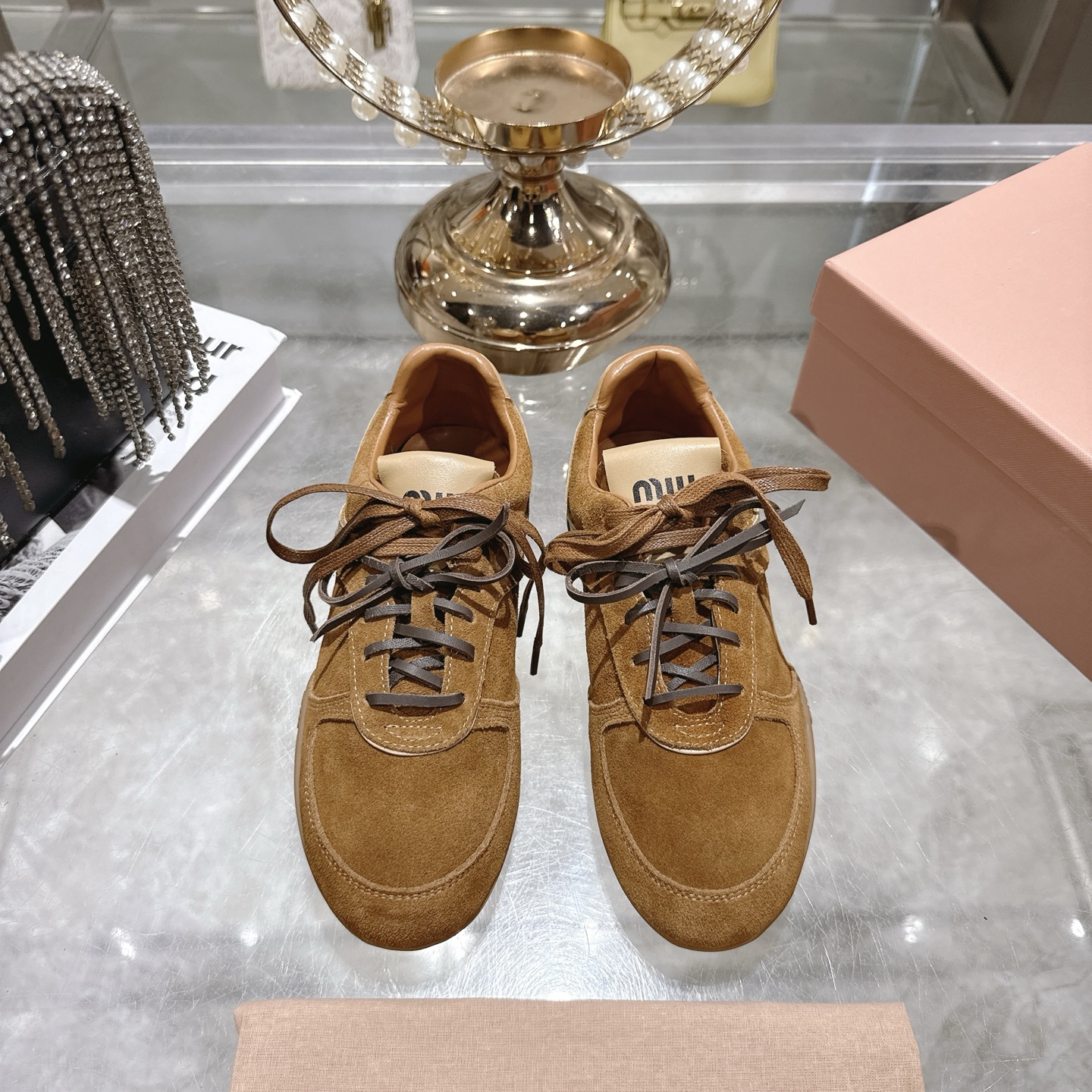 NO:593566,Miu Miu 25ss autumn and winter catwalk new lace-up moral training shoes, casual sports shoes, these lace-up casual sports shoes ~ a must-have for daily wear, super good-looking and comfortable on the feet, a classic and versatile item, imported custom-made suede fabric, original molded rubber outsole, size 35-41 (40 41 custom-made), casual shoes/sports shoes, miumiu, sneakers19860909Miu Miu 缪缪 25ss秋冬走秀新款系带德训鞋 休闲 运动鞋 这款系带休闲运动鞋～日常穿着必选 上脚超级好看舒适 经典百搭的绝绝子单品 面料进口订制反绒皮 原版开模橡胶大底 码数35-41（40 41定做）,休闲鞋/运动鞋,miumiu,sneakers,Women's Shoes