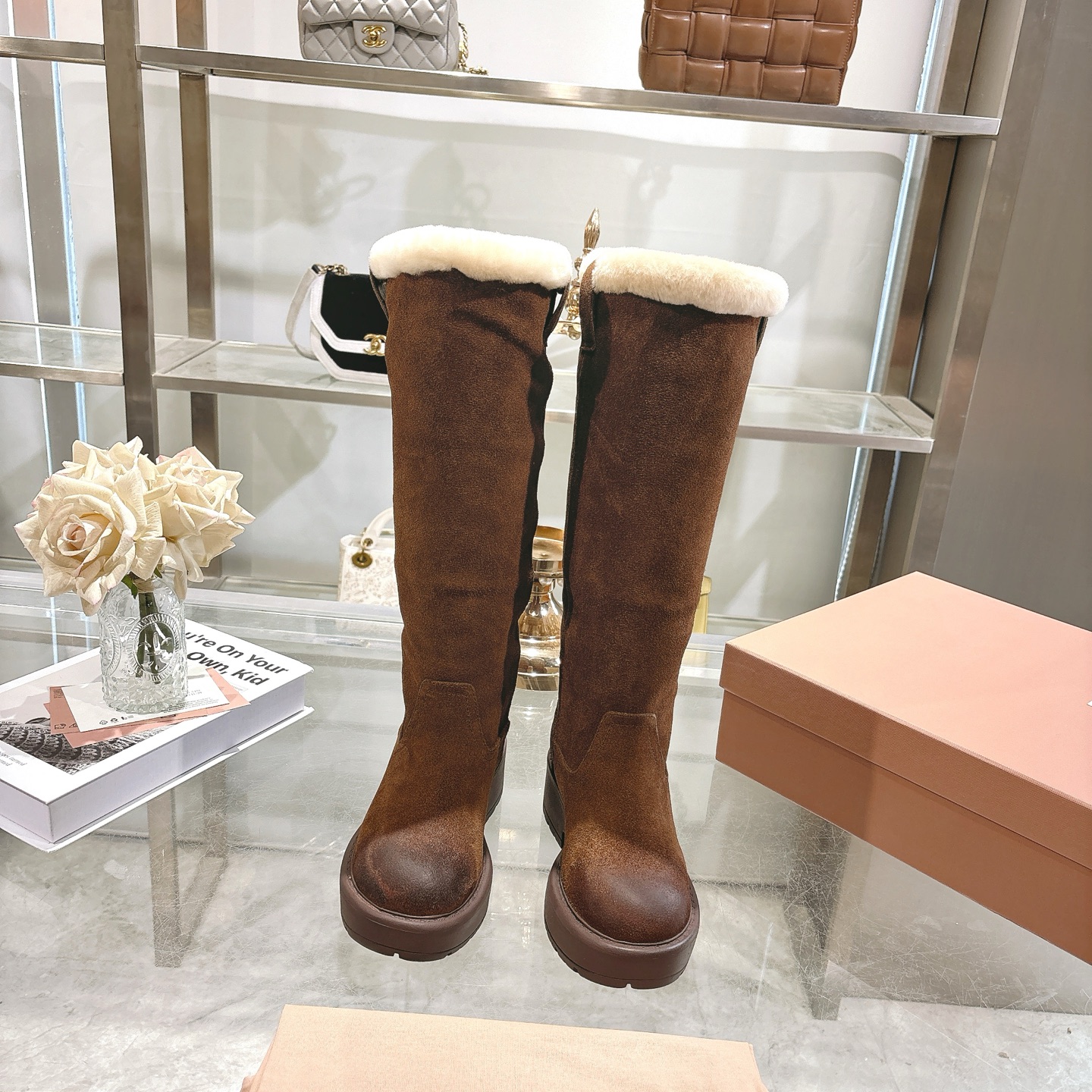 NO:593560,Pili Maoli MIUMI* Miu Miu 25 autumn and winter catwalk new boots. The most worth buying boots this year!  Major internet celebrities are wearing Miumiu's autumn and winter limited edition this year. It's very hard to buy at counters. It looks hard, but it's actually very soft and easy to wear!  The feet feel great!  The boots are wide, no matter whether your legs are thick or thin, you can wear them with a loose feeling and make your legs look very straight!  !  Full of punk style!  Fabric: cowhide imported from Italy, lining cowhide, wool lining Outsole: Italian one-piece outsole: 35-41 (40.41 women’s customization), boots, miumiu, boots, cowhide19860909皮里毛里 MIUMI*缪缪25秋冬走秀新款长靴.今年最值得入手的靴子 没有之一！各大网红明星上脚 miumiu今年 秋冬限定款 ,专柜非常难买 看着很硬的样子 其实非常软巨好穿！脚感超赞！ 靴筒宽大 不管腿粗腿细 都能穿出宽松感而且非常显腿直！！朋克风十足！ 面料: 意大利进口牛皮 内里牛里 毛里 大底:意大利一体成型大底 : 35-41（40.41女定制）,靴子,miumiu,boots,cowhide,Women's Shoes