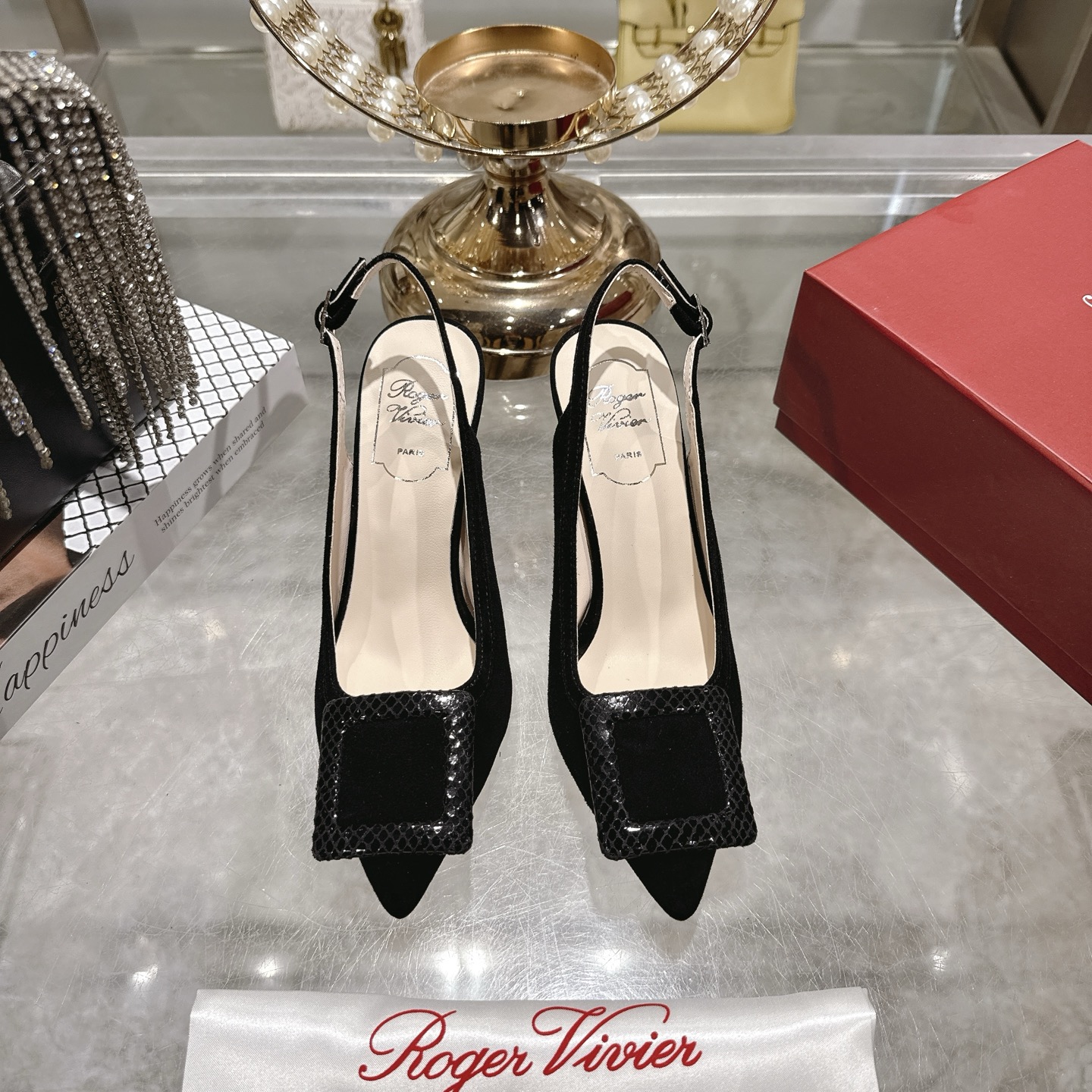 NO:593554,New RV women's shoes, mini high-heeled sandals with buckles at the back. Mini high-heeled shoes with square buckles at the back. This high-heeled shoe combines many iconic elements of the brand. Inspired by the brand's past masterpieces, the pointed square toe design is perfect for the leg. Customized original cashmere upper, imported sheepskin lining, genuine leather outsole, heel height 8.5 Size35-39 (34/40/41)  Customized (non-returnable and non-exchangeable), high heels and sandals, sandals, high heels, sheepskin, Leather soles19860909新款RV女鞋迷你饰扣后空高跟凉鞋 迷你饰大方扣后袢带高跟鞋本款高跟鞋糅合众多品牌标志性元素 从品牌往期代表作汲取灵感,尖方头设计上脚没得不要 完美秤砣出腿的效果 鞋面定制原版羊绒 内里进口羊皮 大底真皮大底 跟高8.5 Size35-39（34/40/41 定做不退不换）,高跟鞋凉鞋,sandals,high heels,sheepskin,Leather soles,Women's Shoes