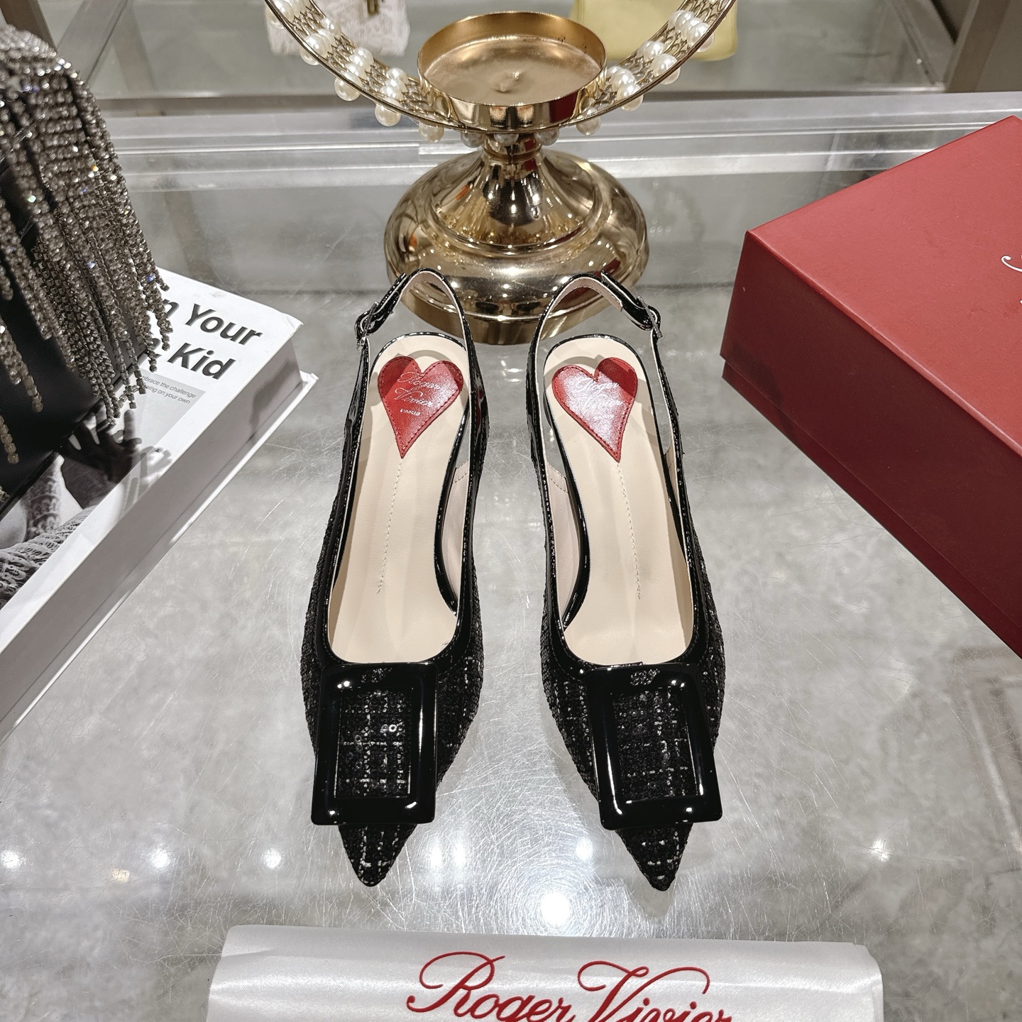 NO:593557,25 New RV Women's Shoes Mini Buckle Back Sandals Patent Leather Back Strap High Heels Mini Buckle Patent Leather Back Strap High Heels This high heel is made of shiny patent leather, blending many of the brand's iconic elements. Inspired by the brand's past masterpieces, it features a pointed square toe design, embellished with mini rounded buckles, a lacquered heel decorated with an embossed RV logo, and an eye-catching heart pattern embedded on the insole. Beautiful. The upper is customized with original cow patent leather and the lining is imported sheepskin.  Outsole Genuine leather outsole Heel height 5.5CM Size35-39 (34/40/41 Customized, non-refundable and non-exchangeable), high-heeled shoes, sandals, high heels, sheepskin, Leather soles1986090925新款RV女鞋迷你饰扣后空凉鞋漆皮后袢带高跟鞋 迷你饰扣漆皮后袢带高跟鞋本款高跟鞋以闪亮漆皮制成,糅合众多品牌标志性元素 从品牌往期代表作汲取灵感,尖方头设计,点缀迷你圆角饰扣,镀漆后跟饰以浮雕RV标志,内底则嵌以亮眼心形图案 美极了 鞋面定制原版牛漆皮 内里进口羊皮 大底真皮大底 跟高5.5CM Size35-39（34/40/41 定做不退不换）,高跟鞋凉鞋,sandals,high heels,sheepskin,Leather soles,Women's Shoes