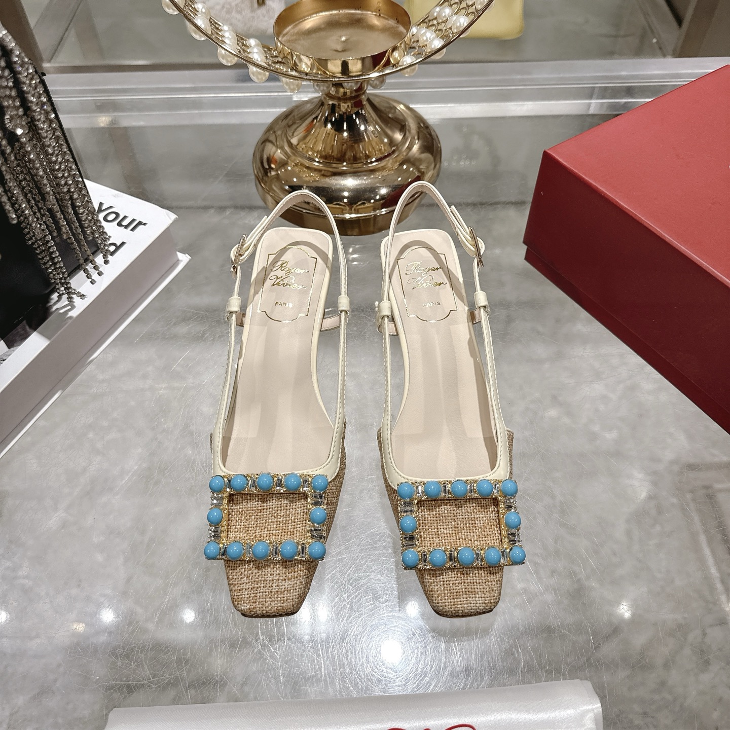 NO:593548,Roger Viv*er 26 new spring and summer new hollow sandals have been upgraded in new colors. They are very suitable for vacation. They are exquisite, elegant and comfortable. They always meet everyone's needs. Beautiful and moving, color-blocked uppers are embellished with the brand's iconic square buckle and pearl buckles. They are elegant and charming, easily showing the romantic style of summer. Original custom-made Italian leather outsole, size 34-39 (customized for 40), heel height 2.5cm 4.5cm, sandals, roger vivier, sandals, Leather soles19860909Roger Viv*er 26春夏新款中空凉鞋新色升级 很适合度假穿 精致优雅又舒适 满足大家需求一贯 唯美动人 拼色鞋面 点缀品牌标志性方扣珍珠饰扣 优雅魅惑 轻松呈现夏日浪漫风情 原版定制 意大利真皮大底 size 34-39（40定制）跟高2.5cm 4.5cm,凉鞋单鞋,roger vivier,sandals,Leather soles,Women's Shoes