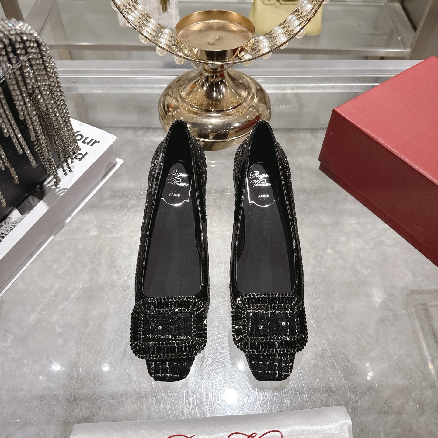 NO:593551,Roger Viv*er 26 spring and summer new shoes have new colors and upgrades. They are very suitable for vacation. They are exquisite, elegant and comfortable. They always meet everyone's needs. Beautiful and moving. Color-blocked uppers are embellished with the brand's iconic square buckle and pearl buckles. They are elegant and charming. They easily present summer romance. Original customization. Italian leather outsole size 34-39 (customized for 40). Heel height 2.5cm 4.5cm, sandals, roger vivier, sandals, Leather soles19860909Roger Viv*er 26春夏新款单鞋新色升级 很适合度假穿 精致优雅又舒适 满足大家需求一贯 唯美动人 拼色鞋面 点缀品牌标志性方扣珍珠饰扣 优雅魅惑 轻松呈现夏日浪漫风情 原版定制 意大利真皮大底 size 34-39（40定制）跟高2.5cm 4.5cm,凉鞋单鞋,roger vivier,sandals,Leather soles,Women's Shoes