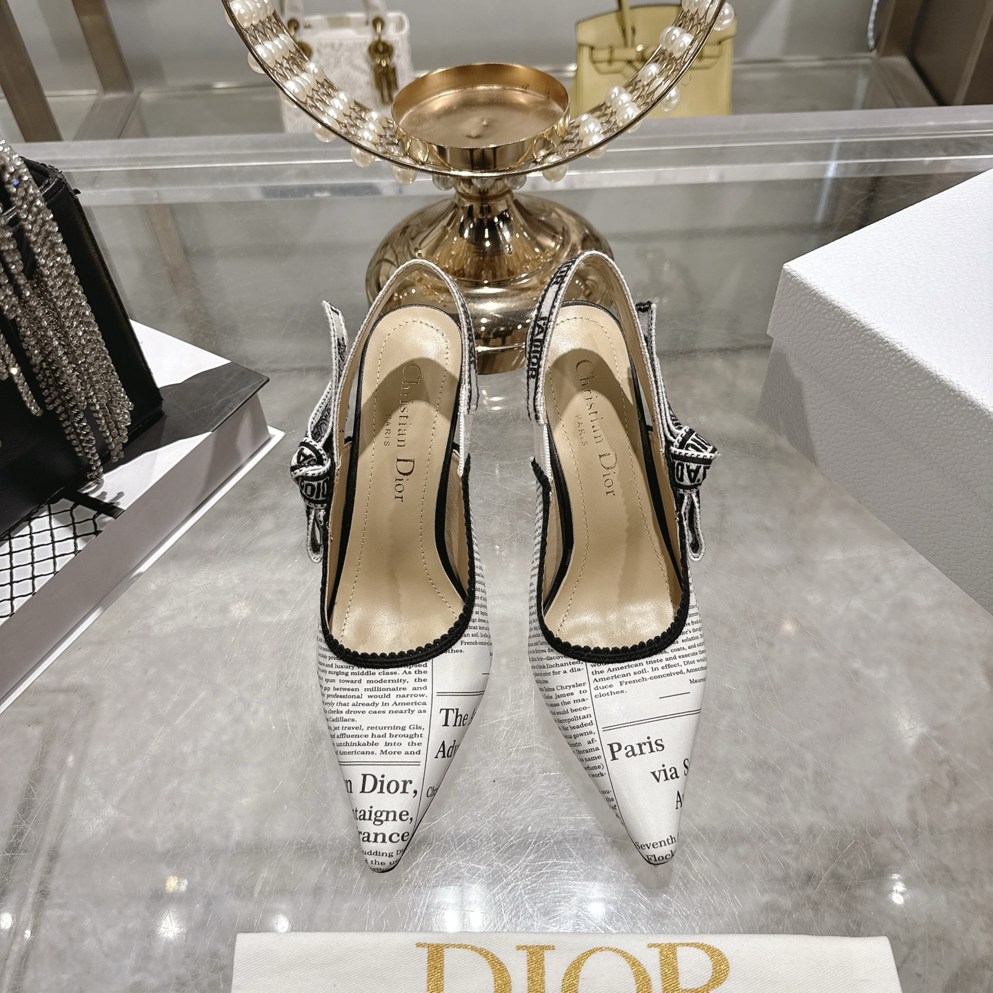 NO:593545,Dior Dior 2026 spring and summer catwalk new style bling...bling...crystal shoes Capture series high-heeled women's shoes Star-same sandals The top high-end version on the market Exclusively available Material: original customized special material + water-dyed sheepskin feet + original molded hardware buckle + Italian genuine leather outsole Heel height: flat 4.5cm 8.5cm size34-41 (40  .41) Customized, high heels and sandals, dior, dior, sandals, high heels, sheepskin, Leather soles19860909Dior 迪奥 2026春夏走秀新款bling...bling...水晶鞋 Capture系列高跟女鞋 明星同款凉鞋 市面顶级高端版本 独家发售 材质:原版定制特殊材料+水染羊皮垫脚+原版开模五金扣+意大利真皮大底 跟高:平底 4.5cm 8.5cm size34-41 (40 .41)定做,高跟鞋凉鞋,dior,dior,sandals,high heels,sheepskin,Leather soles,Women's Shoes