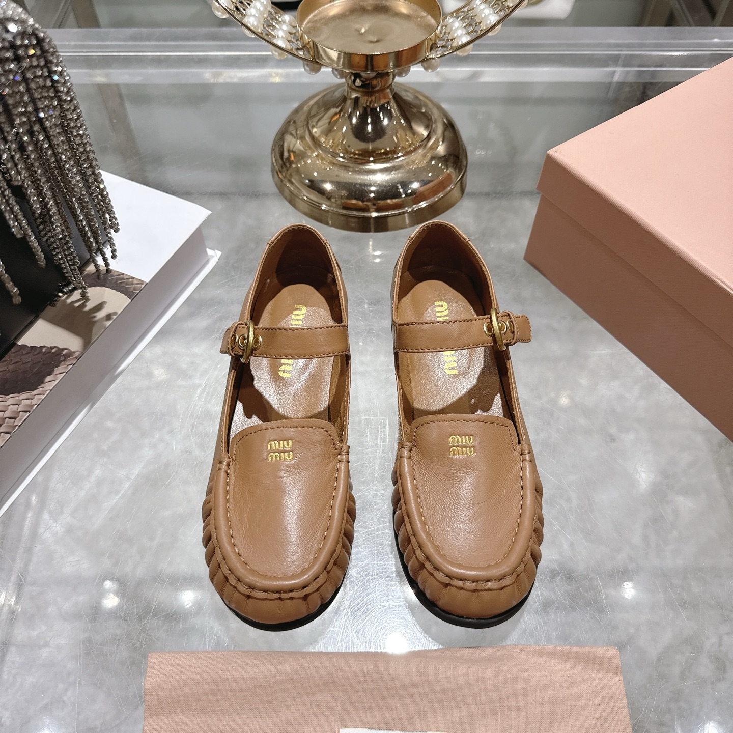 NO:593543,Miu's new letter ballet loafers, small leather shoes, instep stretchy Mary Jane ballet shoes, flat shoes, official spring and summer catwalk new style, fashionable and versatile, not abrasive at all, whether worn barefoot or with socks, super age-reducing colors, super versatile! Size: 35-40, single shoes, miumiu, loafers, mary jane, socks19860909Miu新款字母芭蕾乐福单鞋小皮鞋 脚背一字带弹力玛丽珍芭蕾舞鞋 平底单鞋 官方春夏走秀新款,时髦百搭 ,一点也不磨脚,无论光脚穿还是搭配袜子穿都超级减龄颜色多多 超级无敌百搭!码数:35-40,单鞋,miumiu,loafers,mary jane,socks,Women's Shoes