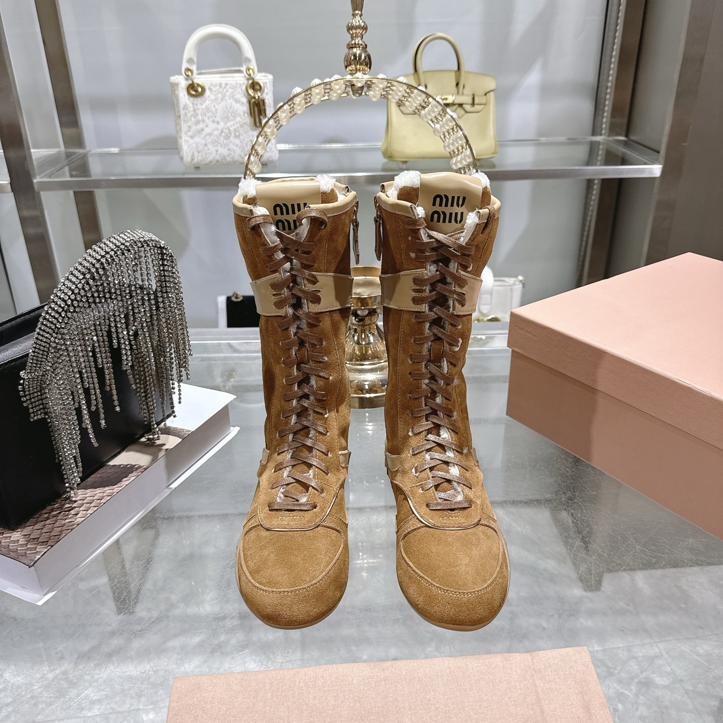 NO:593541,Miu Miu 25 new autumn and winter Martin boots, retro, classic, simple, handsome and versatile ~ the shoe shape is super good, easy to wear, light and not bulky, full wool lining, super good-looking and warm, a must-have for winter, imported cow suede fabric, original molded outsole, size 35-40 (customized in 40), boots, miumiu, boots19860909Miu Miu 缪缪 25秋冬新款 马丁靴 复古经典简约帅气百搭～鞋形超好 好穿到飞起 轻盈不笨重 全羊毛内里 超级好看又保暖 冬季必备款 面料进口牛反绒 原版开模大底 码数35-40（40定做）,靴子,miumiu,boots,Women's Shoes