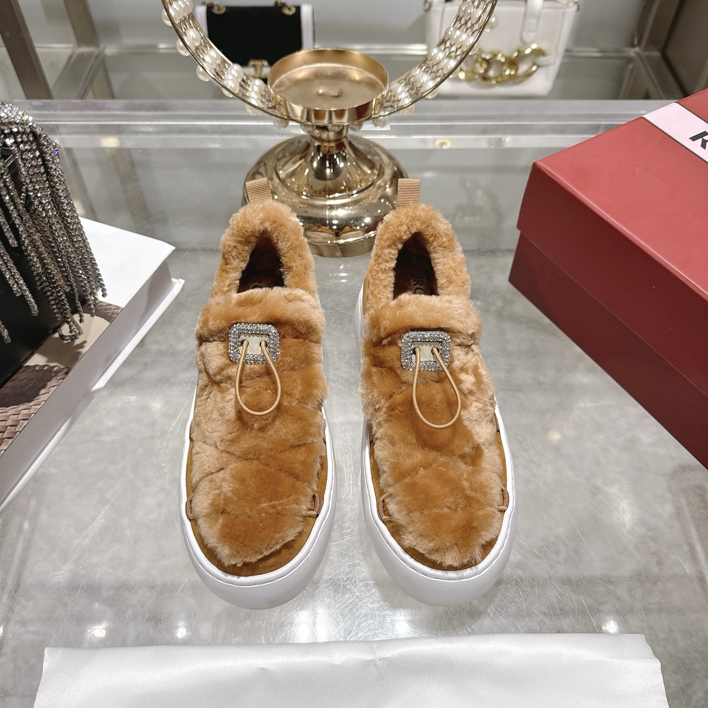 NO:648985,Top quality new autumn and winter Roger vivor RV Viv' Up Skate wool casual shoes diamond buckle furry loafers one-leg thick-soled wool lining casual shoes sneakers Viv up Snow  bootie, limited winter style, comfortable suede combined with virgin wool, softer and more fluffy, the sole is painlessly increased by 5 cm, and made of Eva material, which is light and elastic, as if you are walking on a soft cushion. The diamond buckle not only adds brand identity but also adds sophistication. It is super versatile, a quick step out, a must-have for lazy people. The thick-soled design is fashionable, energetic and relaxed, and you are not afraid of wearing it for a long time. How can the small dark diamond buckle be so cute!  Low-key, restrained yet versatile, who hasn’t already owned one? The sole thickness is 5cm. Suitable for matching with small skirts and pants. It increases height without tiring the feet. The upper is high mercerized cow suede. The sole is molded foam rubber outsole. Heel height is 5cm. Size 35-39 (customized in 40 pieces, non-refundable), casual shoes/sports shoes, fur shoes, roger vivor, loafers, sneakers, skirts, chamois leather19860909顶级品质 秋冬新款 Roger vivier 罗杰维维亚 RV Viv' Up Skate羊毛休闲鞋钻扣毛茸茸乐福鞋一脚蹬厚底羊毛里休闲鞋运动鞋 Viv up Snow bootie,限定冬日风情,舒适麂皮绒结合初剪羊毛,更柔软更蓬松,鞋底无痛增高5公分,采用Eva材料轻盈又有弹性,仿佛在软垫上行走.搭配钻扣既有品牌标识又为精致加分.超级百搭,快速出门一脚蹬,懒人必备. 厚底设计时尚又有活力轻松自在,不惧长时穿着 暗色小钻扣怎么可以这么可爱！ 低调内敛还百搭 到底谁还没有拥有 底厚5cm 搭配小裙子 裤子皆宜 增高的同时又不累脚 鞋面高丝光牛反绒 鞋底开模发泡橡胶大底 跟高5cm 码数35-39（40定做不退换）,休闲鞋/运动鞋毛毛鞋,roger vivier,loafers,sneakers,skirts,chamois leather,Women's Shoes