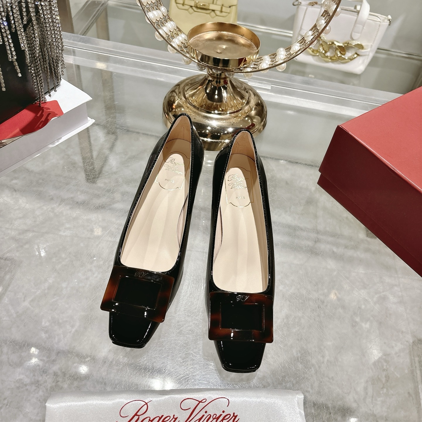 NO:653005,The top version of RV's new square buckle, square toe, high-heeled shoes, and single shoes have been greatly changed compared to the previous styles. The design of the classic square buckle is reshaped, and the cashmere square buckle design is fully unique. The quality of trade channels, good things never wait for no one. The feet are particularly beautiful, it depends on whether you are discerning enough!  Heel height 2.5cm 4.5cm Size: 34-41 (34.40 41 customized, non-refundable), single shoes, high heels19860909顶级版本RV的新款方扣 方头 高跟鞋 单鞋,较之前的款式 有了很大的改变 重塑经典方扣的设计,羊绒方扣搭配设计 尽显别致感.贸易渠道品质,好东西从来不等人 上脚特别好看,就看你的眼光是否够毒！跟高2.5cm 4.5cm 尺码:34-41（34.40 41定做不退换）,单鞋,high heels,Women's Shoes