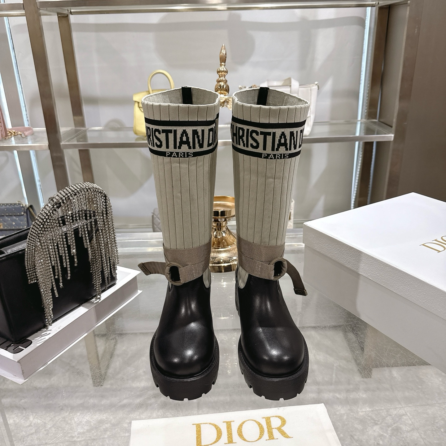 NO:652971,DIOR Dior's new sock boots, short boots and stretch boots. The shoe body combines leather soles and knitted socks. The leather part is stiff and stylish, while the knitted socks add softness and elasticity, making it both handsome and comfortable. The eye-catching 'CHRISTIAN DIOR PARIS' white letter webbing is printed on the top of the socks, which strengthens brand recognition and becomes the visual focus of the look.  The boots are equipped with buckle straps, which not only improves practicality, but also adds tough details of workwear style to the whole; the thick-soled design has both a heightening effect and a retro texture. This boot is highly versatile and can be flexibly combined with clothing and accessories according to different style needs, easily adapting to various scenes such as daily outings, parties or light workplaces. Upper cowhide/stretch socks Lining cowhide leather outsole Original molded outsole  size35-39 (40/41 size customization is not returnable), boots, dior, dior, boots, cowhide, socks19860909DIOR 迪奥新款袜子靴短靴弹力长筒靴 鞋身结合了皮革靴底与针织袜筒,皮革部分挺括有型,针织袜筒则增添柔软弹性,兼具帅气与舒适感.袜筒上方印有醒目的“CHRISTIAN DIOR PARIS”白色字母织带,强化品牌辨识度,成为造型的视觉焦点. 靴身配有搭扣式绑带,既提升实用性,又为整体增添工装风的硬朗细节；厚底设计则兼具增高效果与复古质感.这款靴款的百搭性较强,可根据不同风格需求,灵活组合服饰与配饰,轻松适配日常出街、派对或轻职场等多种场景. 鞋面牛皮/弹力袜 内里牛皮 大底原版开模大底 size35-39（40/41码定制不退换）,靴子,dior,dior,boots,cowhide,socks,Women's Shoes